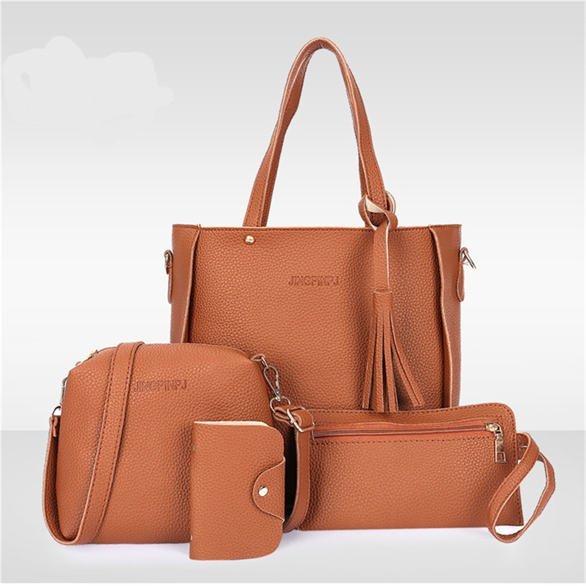Vier braune Ledertaschen. Eine ist eine Tragetasche, eine Umhängetasche, eine Geldbörse und eine Clutch. Weißer Hintergrund.