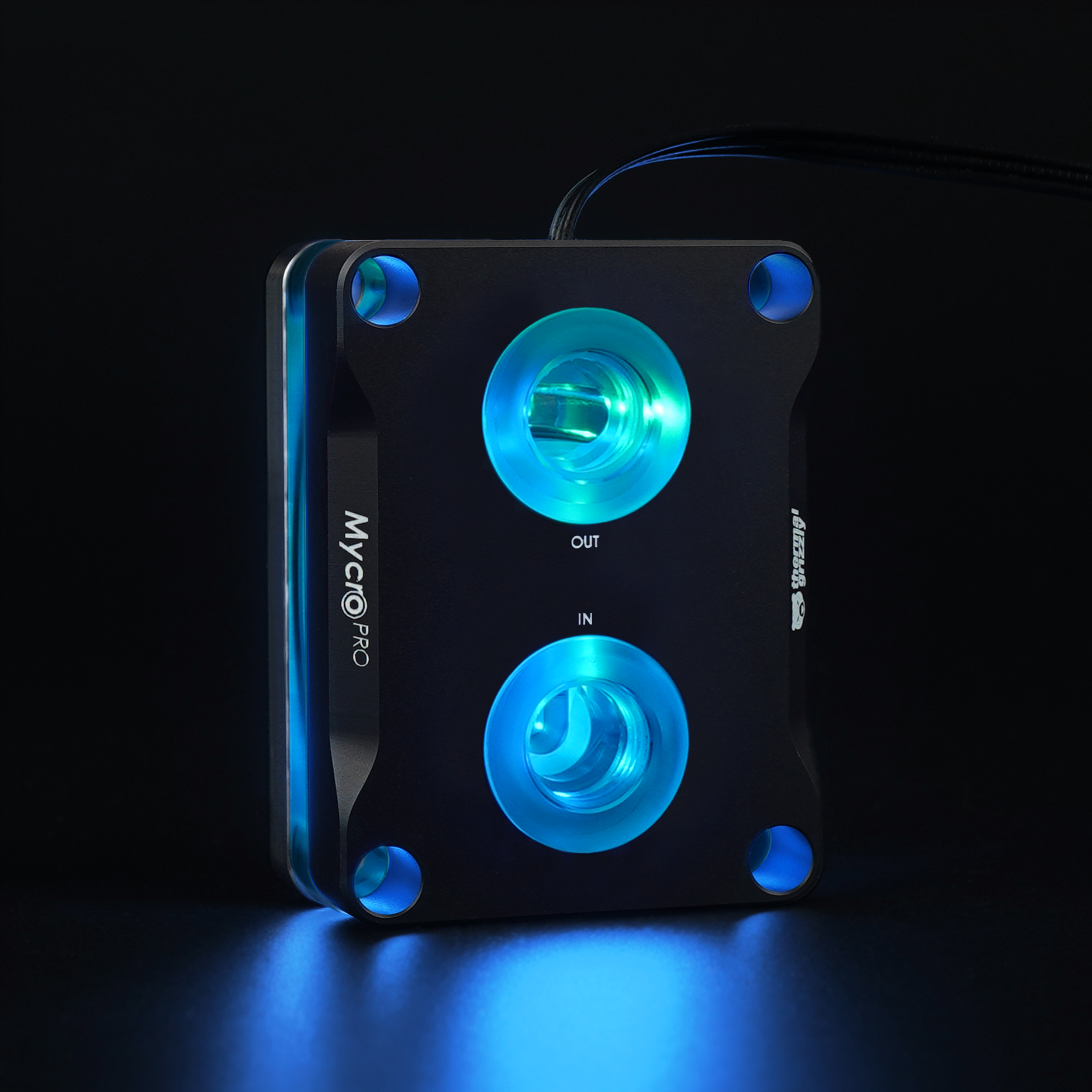 Schwarzer Computer-Wasserkühlblock. Blaue Lichter. Zeigt 'MYCICO PRO' und 'BYKSKI'.