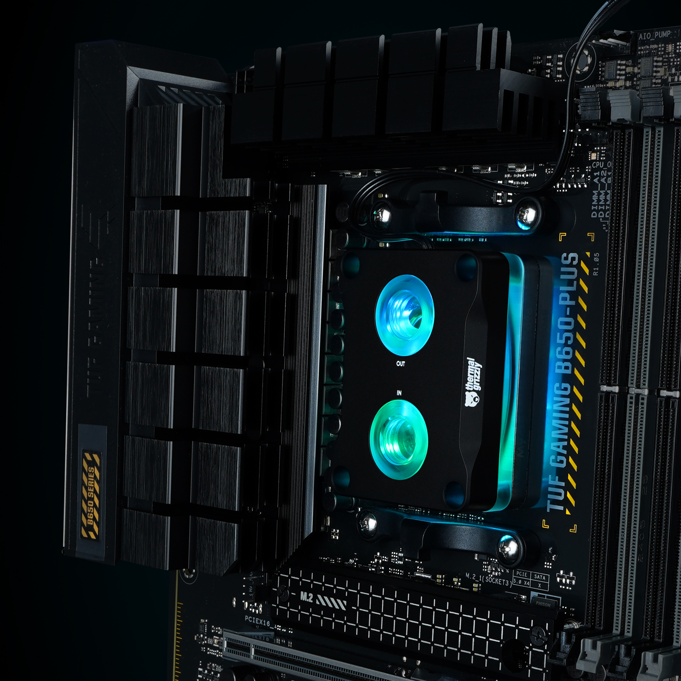 Eine PC-Komponente mit einem Wasserkühlsystem, das auf einem Motherboard installiert ist.