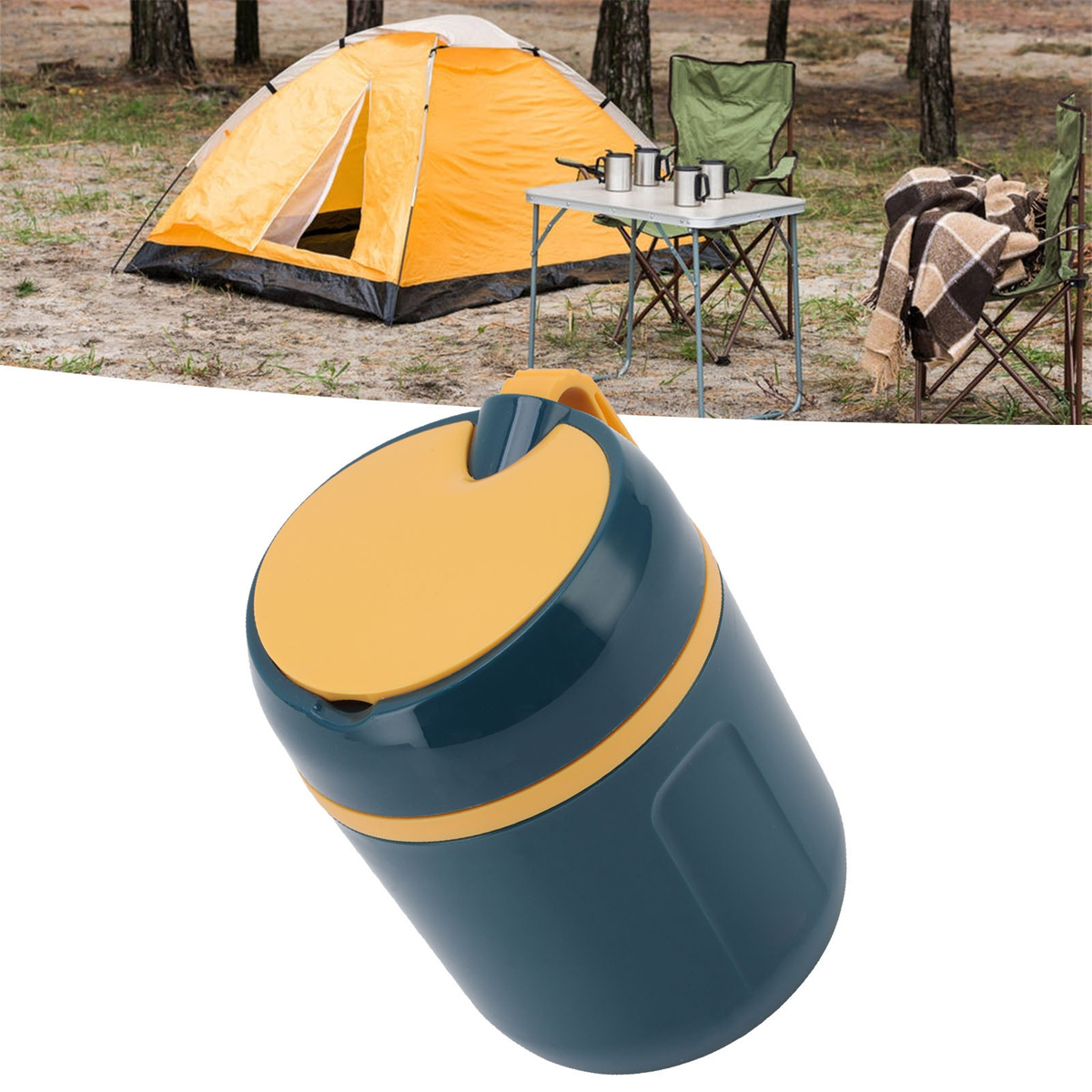 Ein orangefarbenes Zelt, Tisch, Stühle und eine Thermoskanne. Campingszene.