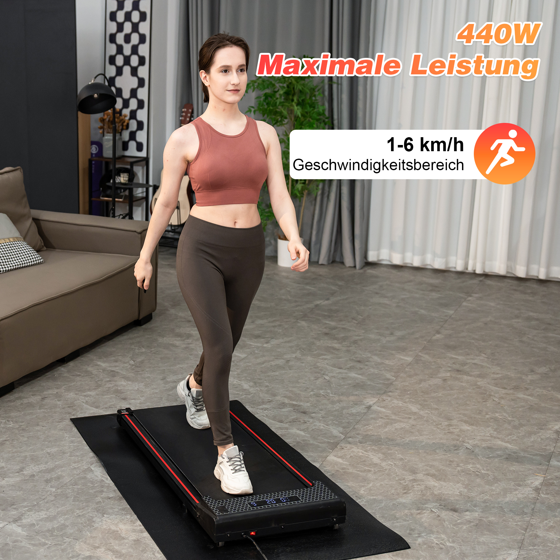 Frau geht auf einem Laufband. Text liest sich 'Max. Leistung 440W' und '1-6 km/h'.