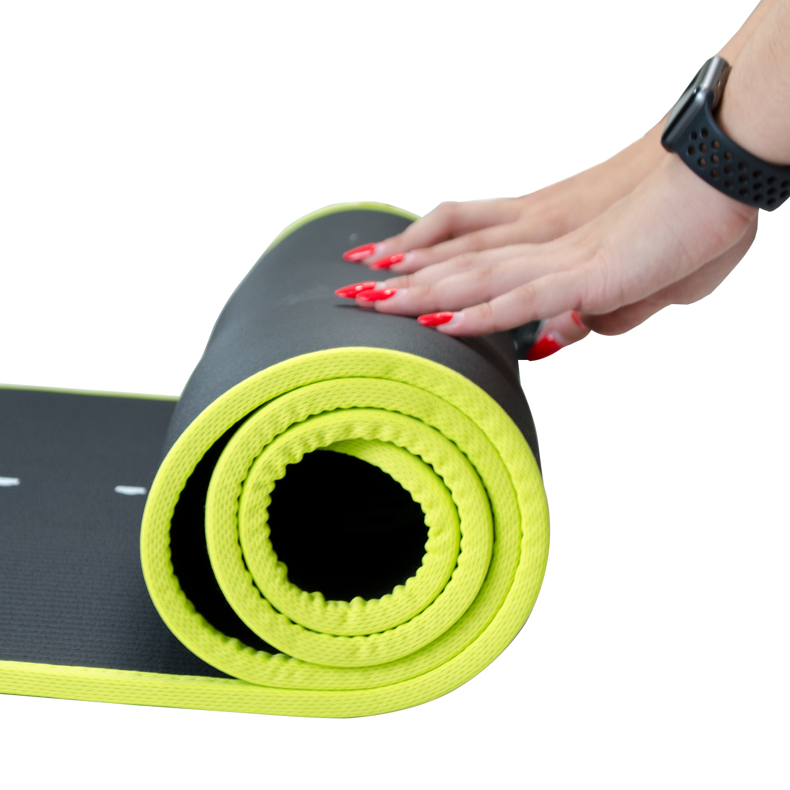 La mano de una persona enrollando una esterilla de yoga gris con borde verde brillante y líneas blancas.