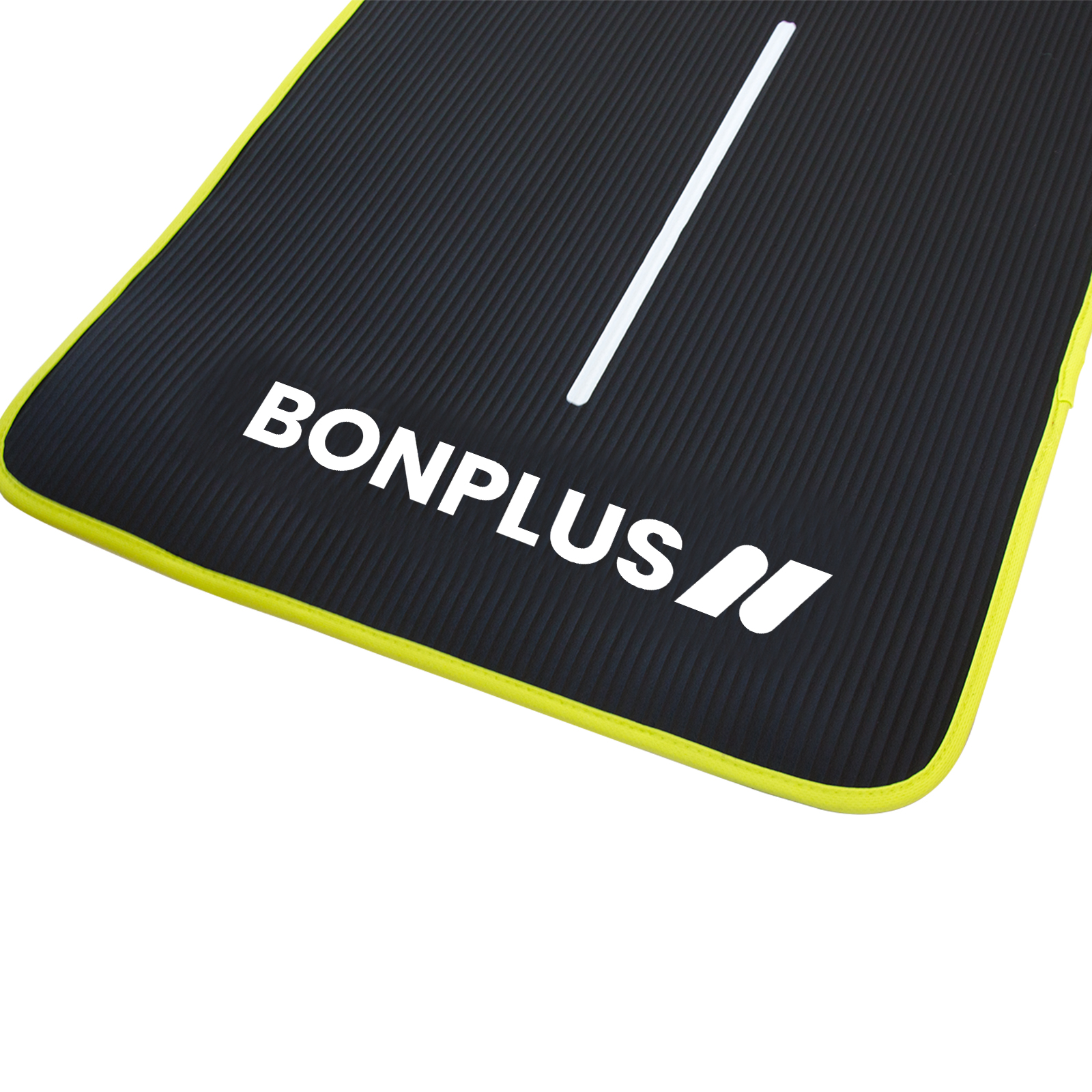 Esterilla de ejercicio negra con bordes amarillos. Texto blanco: BONPLUS//. Raya blanca en el centro.