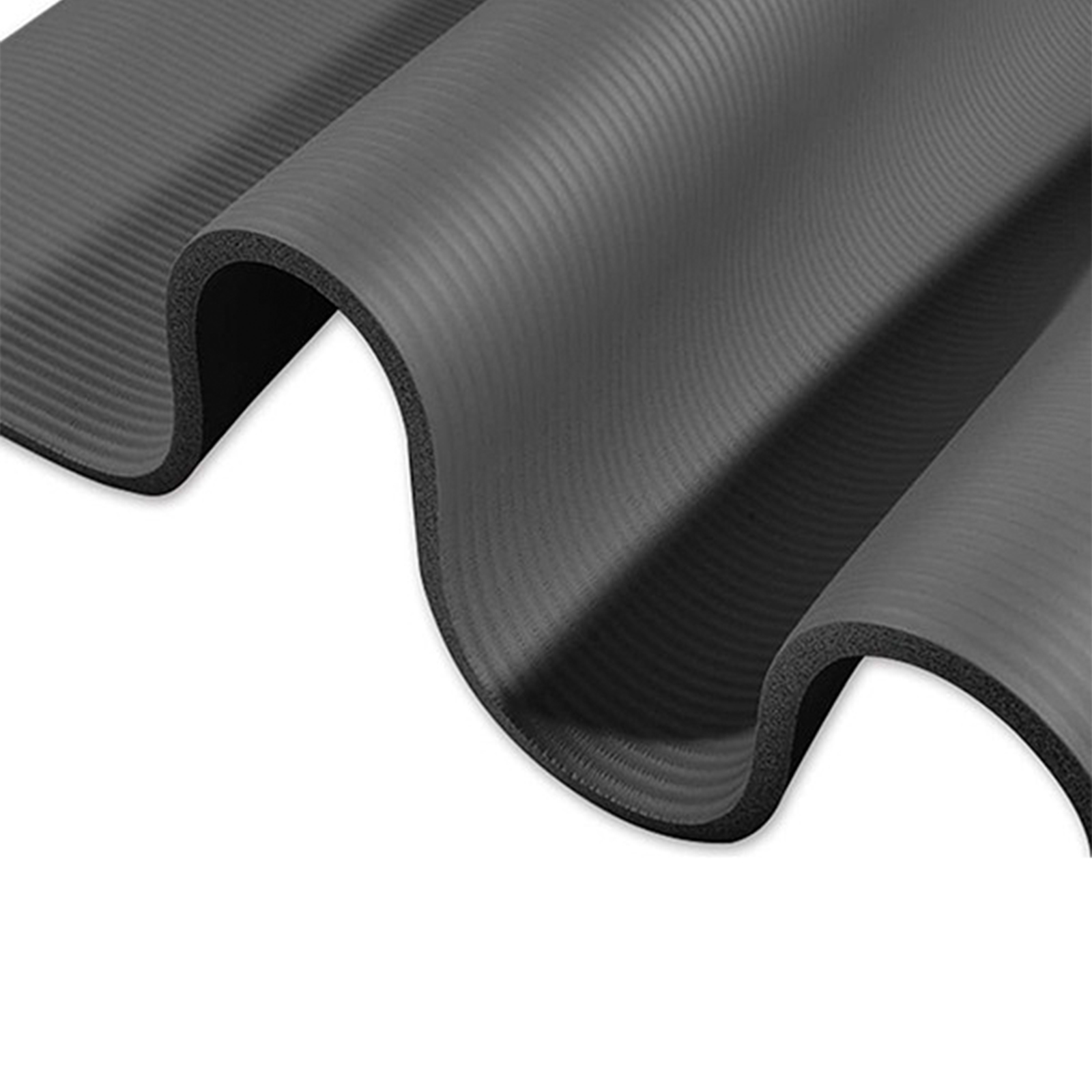 Una esterilla de yoga gris enrollada.