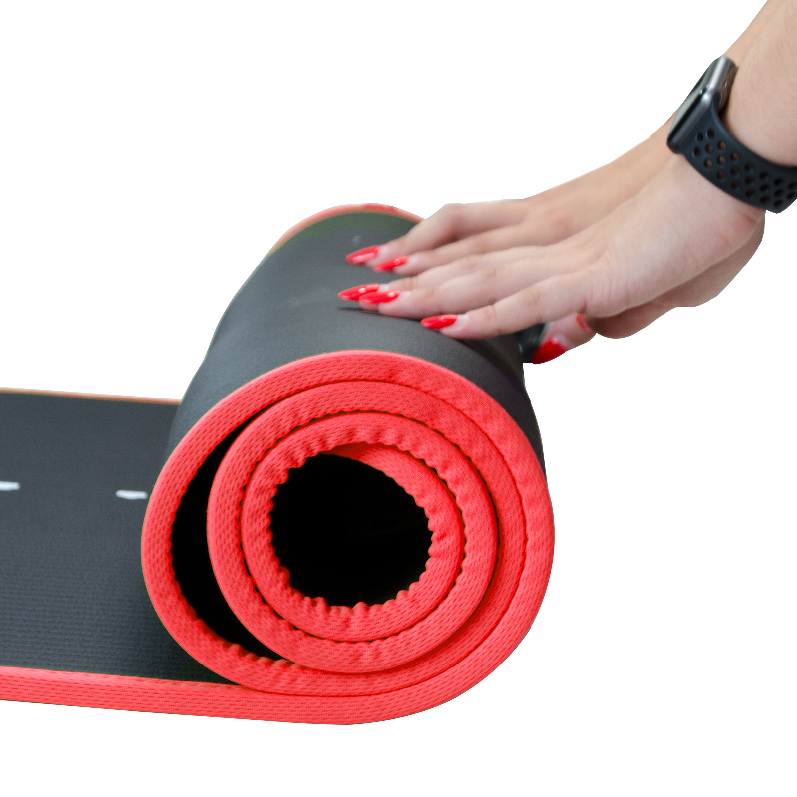 Una mano enrollando una esterilla de yoga gris y roja.