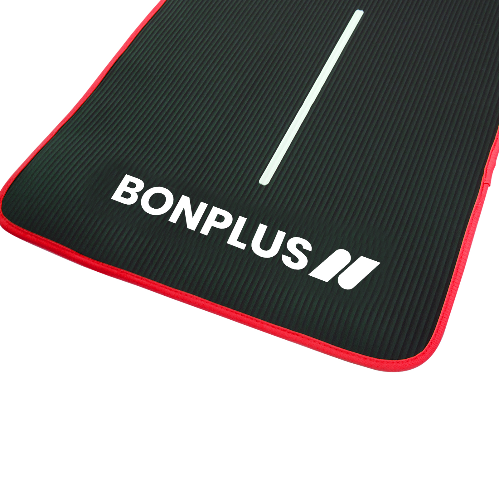 Alfombra de ejercicios negra y roja con la palabra "BONPLUS" escrita. La alfombra tiene una raya blanca.
