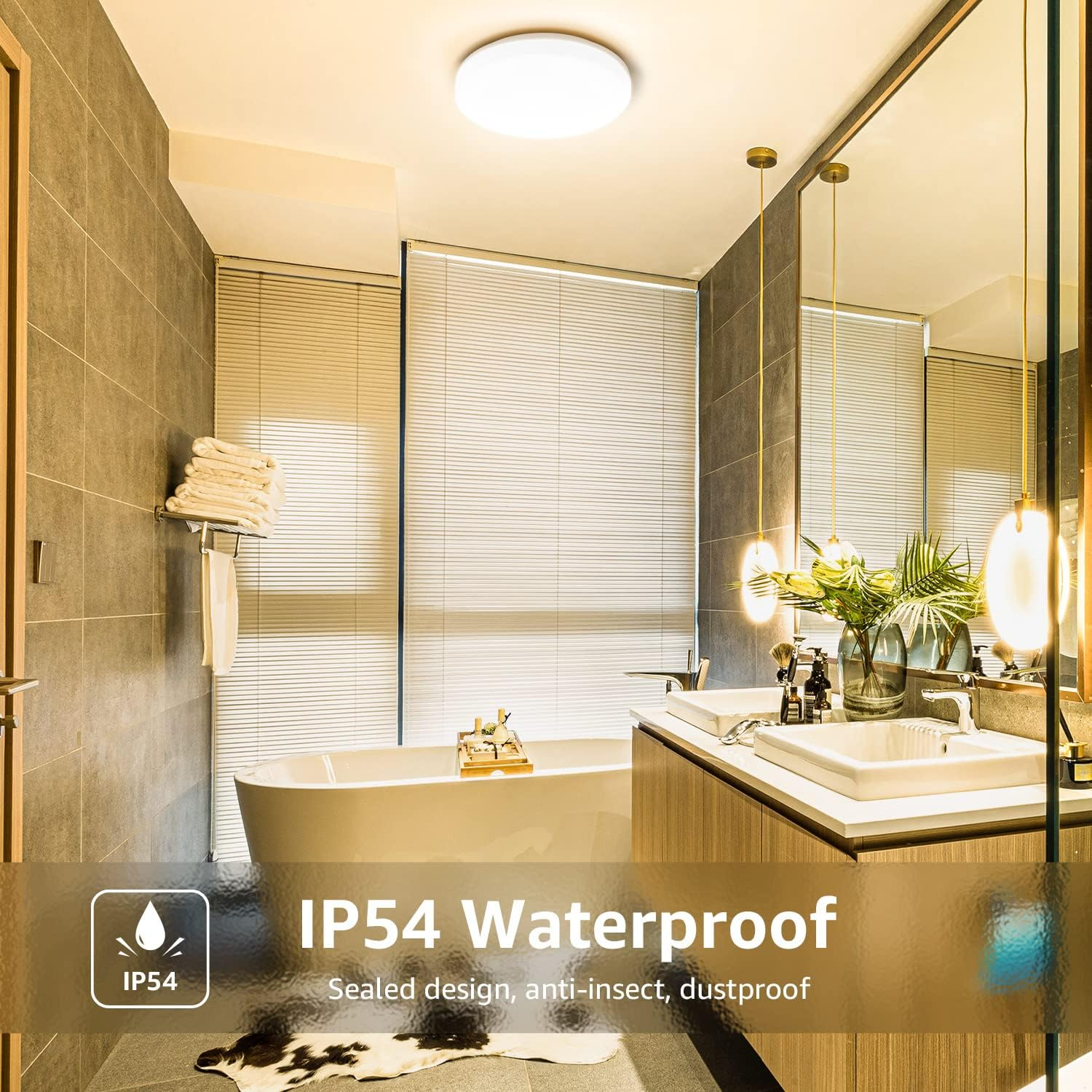 Badezimmer mit Deckenlicht. Weiße Wanne, großer Spiegel und Text 'IP54 Wasserdicht'.