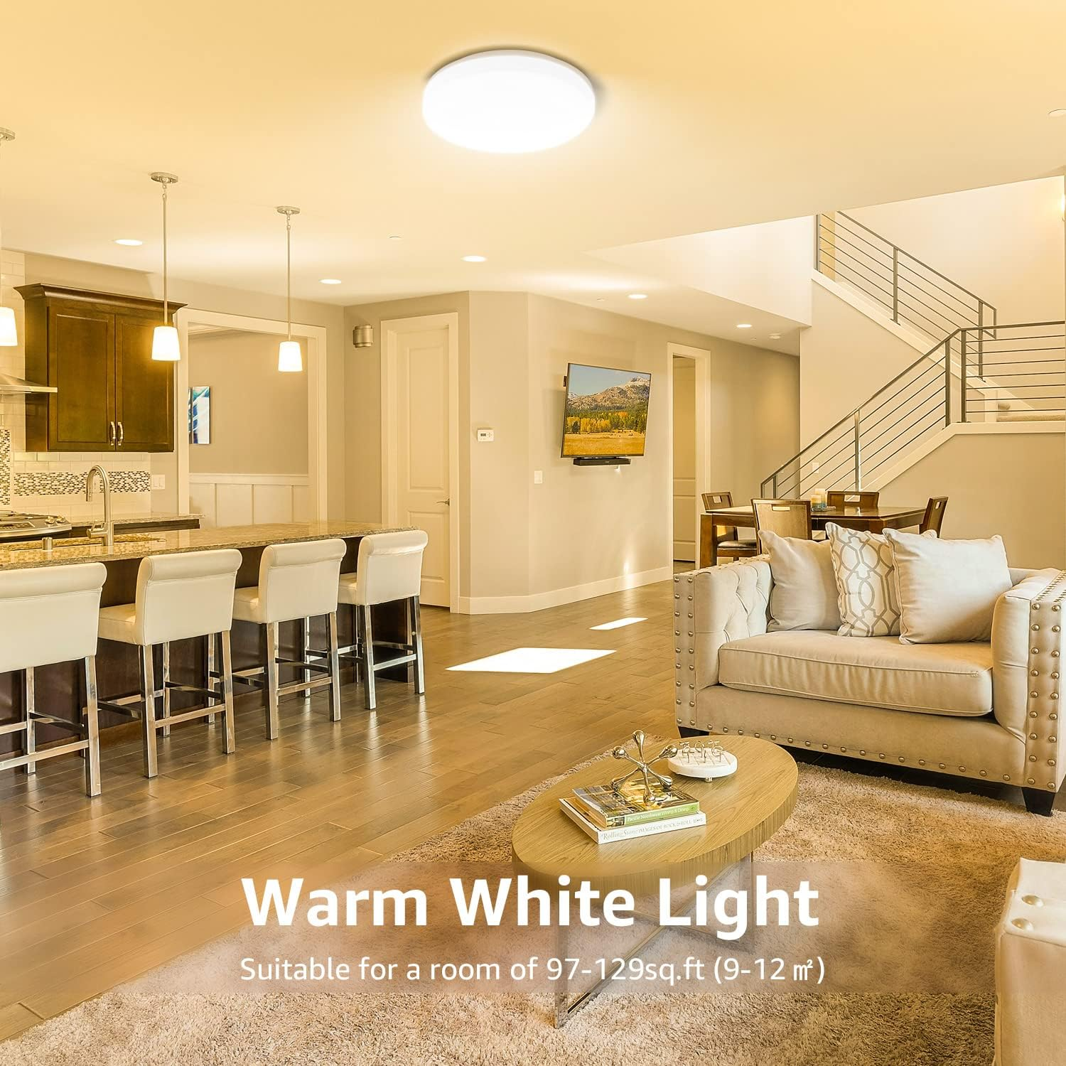 Wohnzimmer mit weißer Deckenleuchte, Sofa und Holzboden. Text: "Warmweißes Licht".