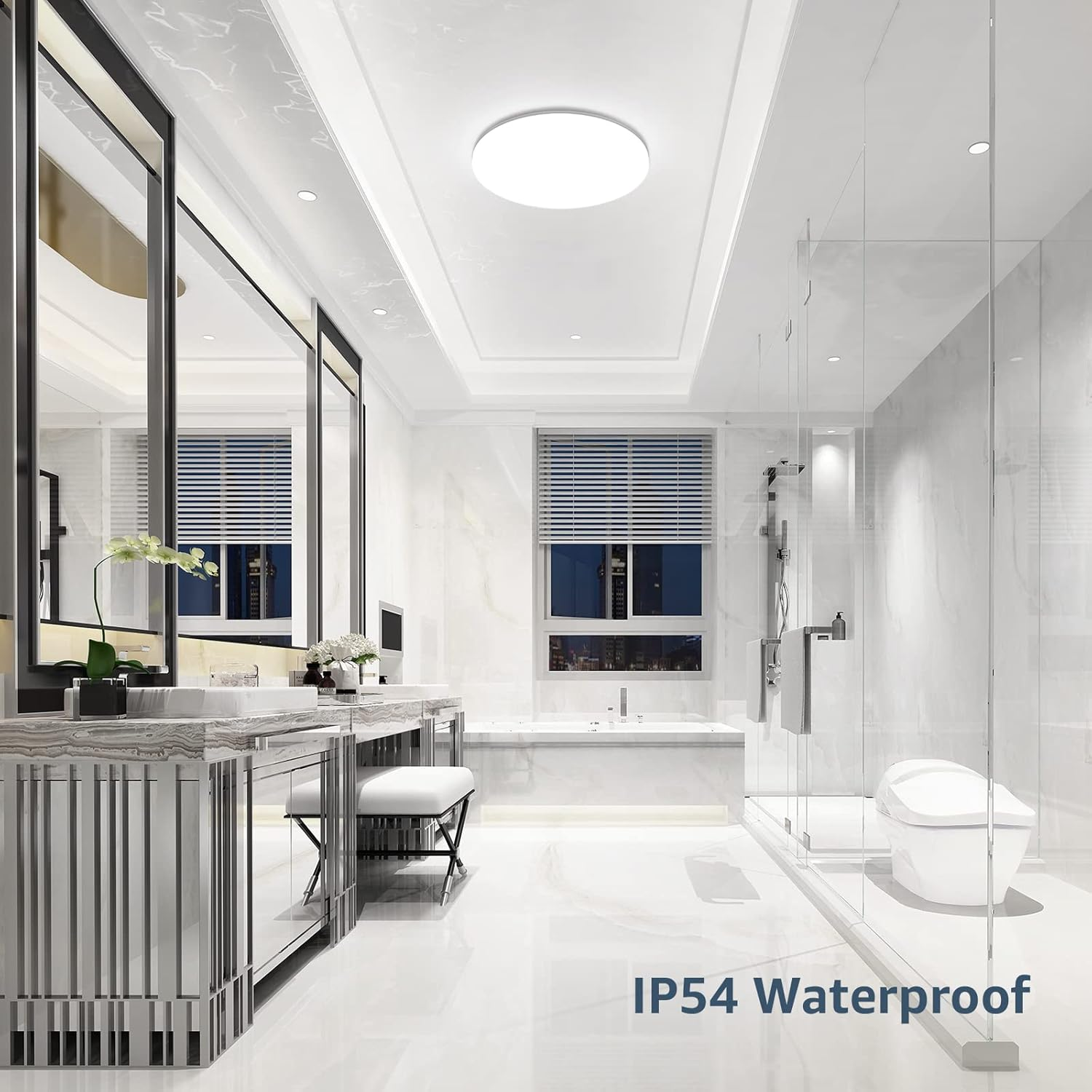 Modernes Badezimmer mit Spiegeln, Doppelwaschbecken, Dusche und Deckenleuchte.