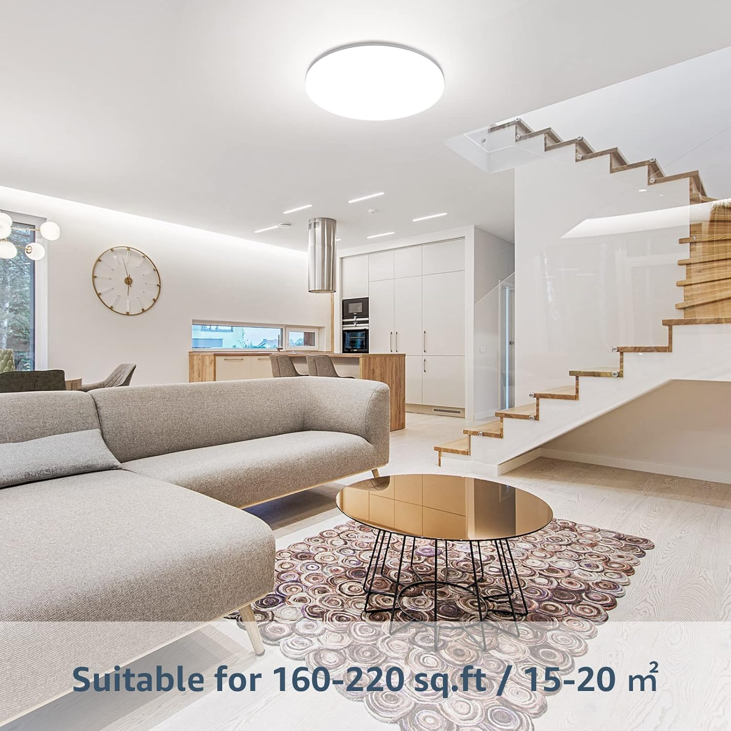 Modernes Wohnzimmer mit grauem Sofa, Couchtisch und Treppe. Eine große Lampe an der Decke.