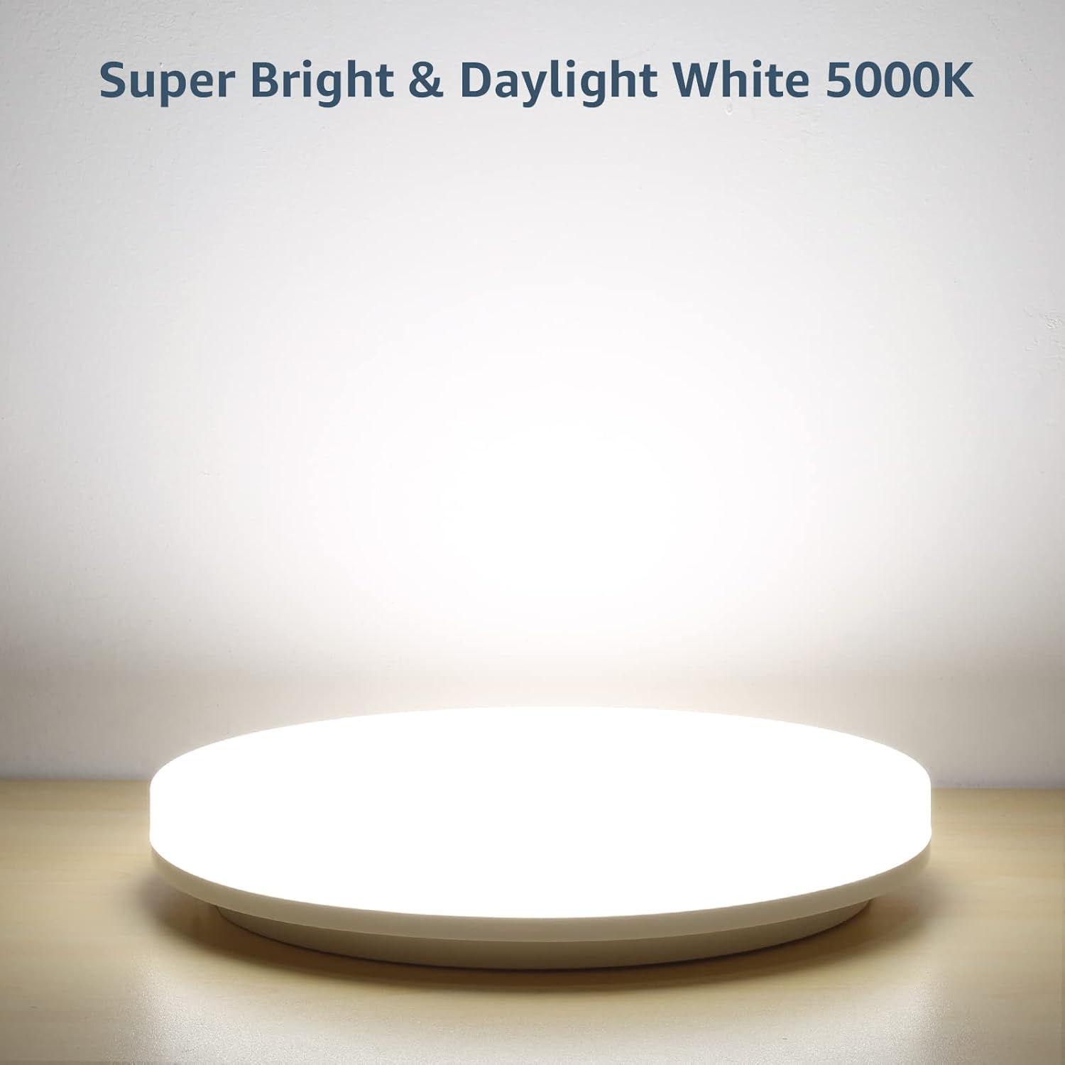 Runde weiße LED-Leuchte auf einem Tisch, die helles Licht aussendet. Text: Super Bright & Daylight White 5000K