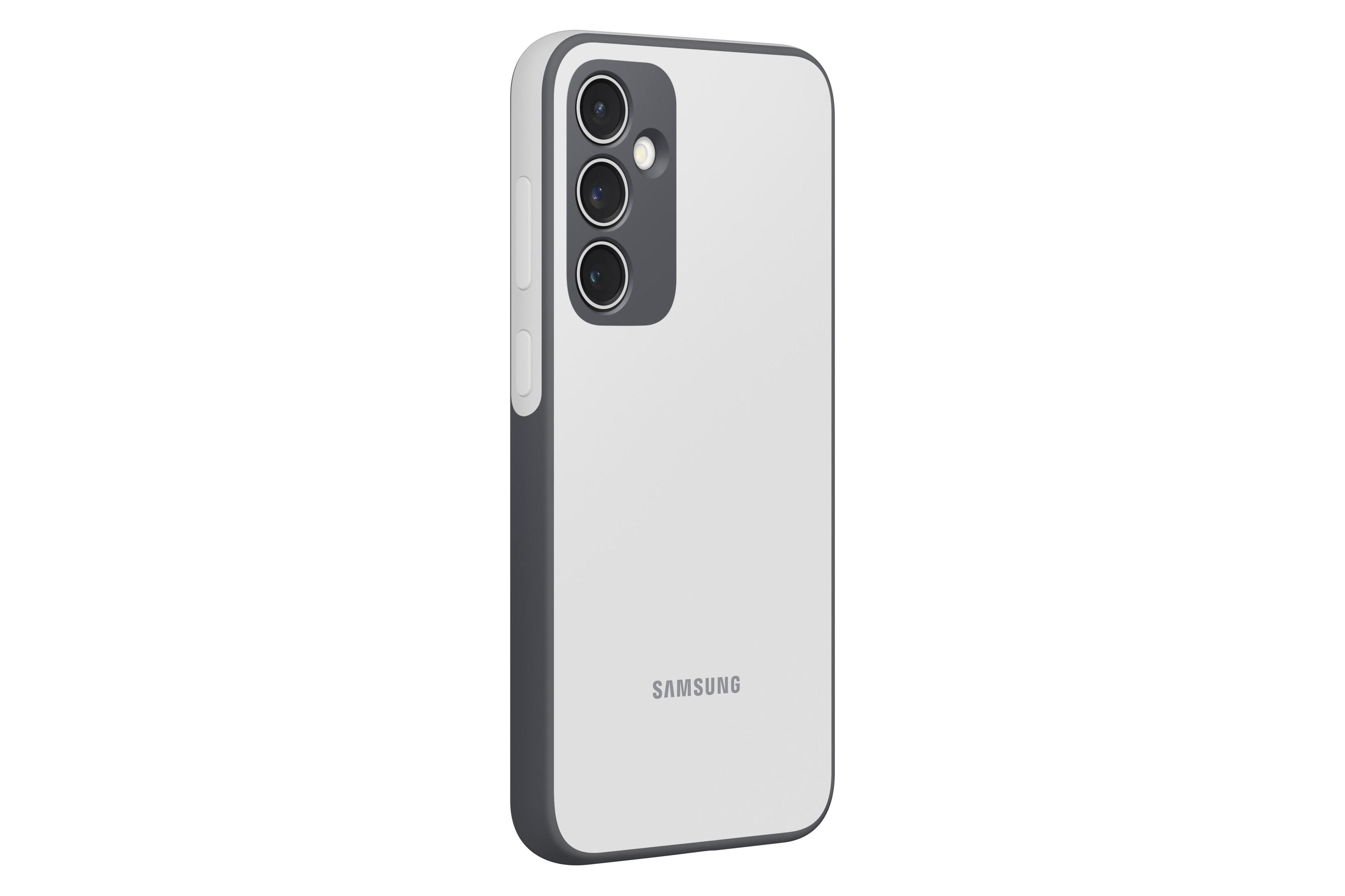 Téléphone Samsung blanc et gris avec trois caméras. Le téléphone est incliné, montrant l'arrière.