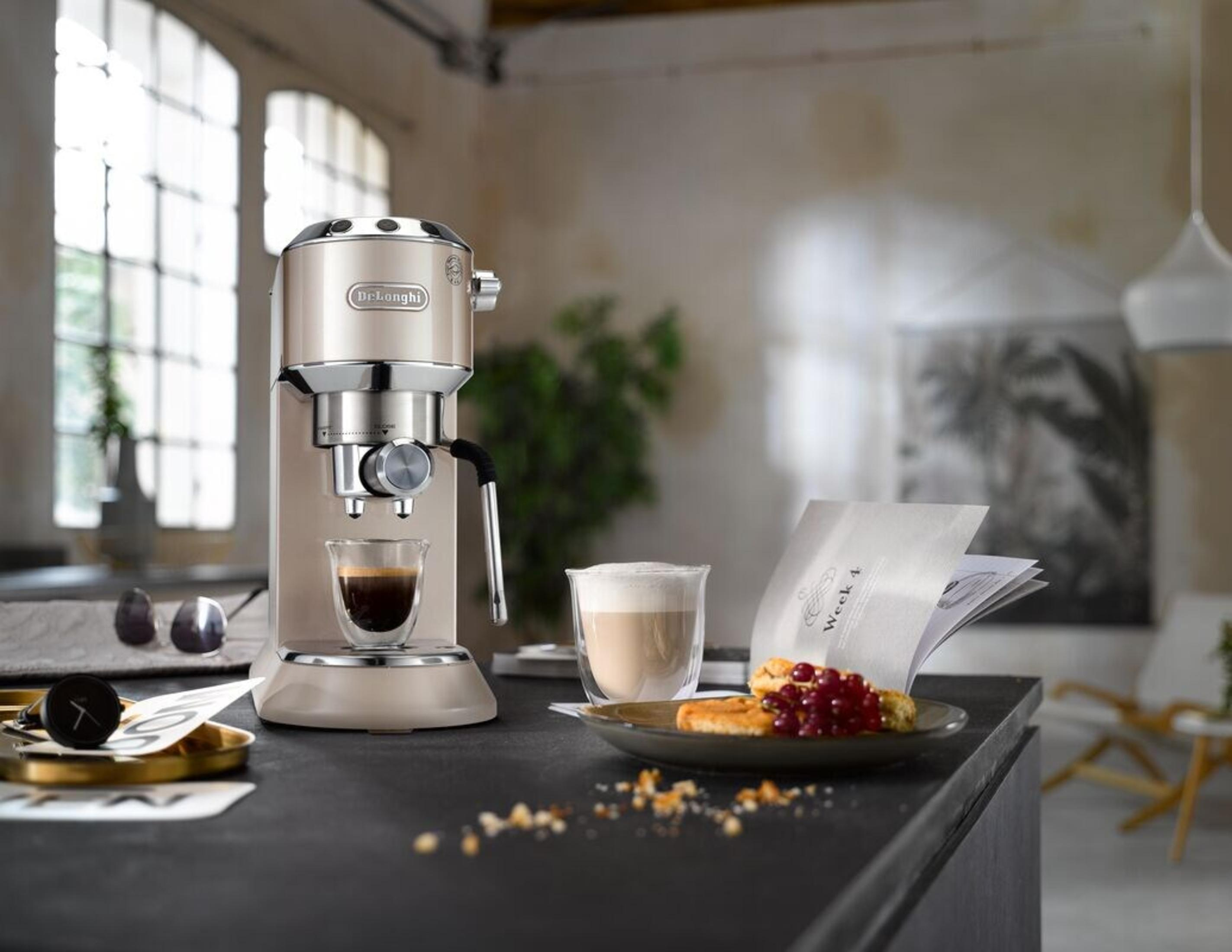 Espressomaschine mit einem Espresso, einem Latte und Frühstückszutaten.