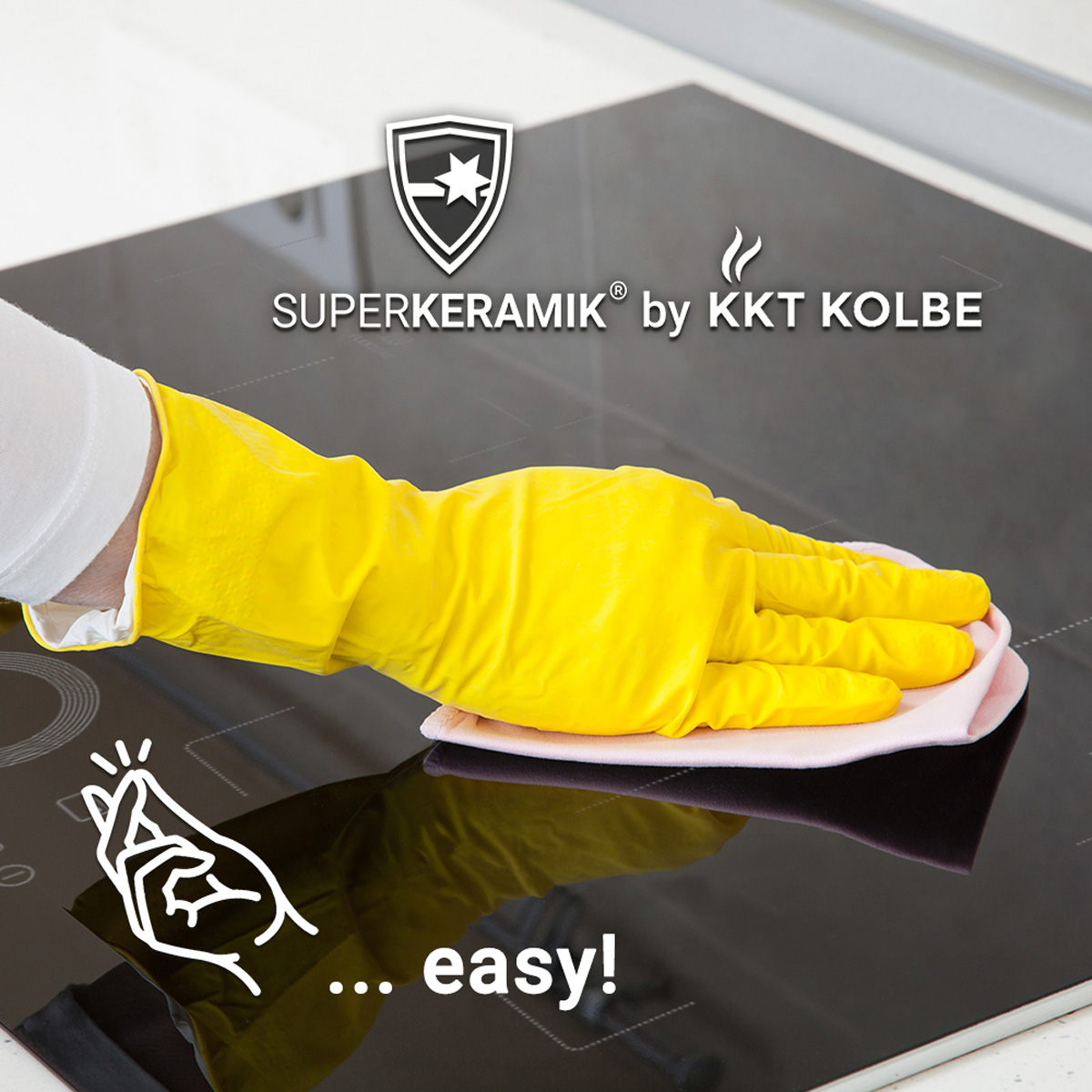 Eine Person reinigt einen schwarzen Herd mit einem gelben Handschuh und einem rosa Tuch.