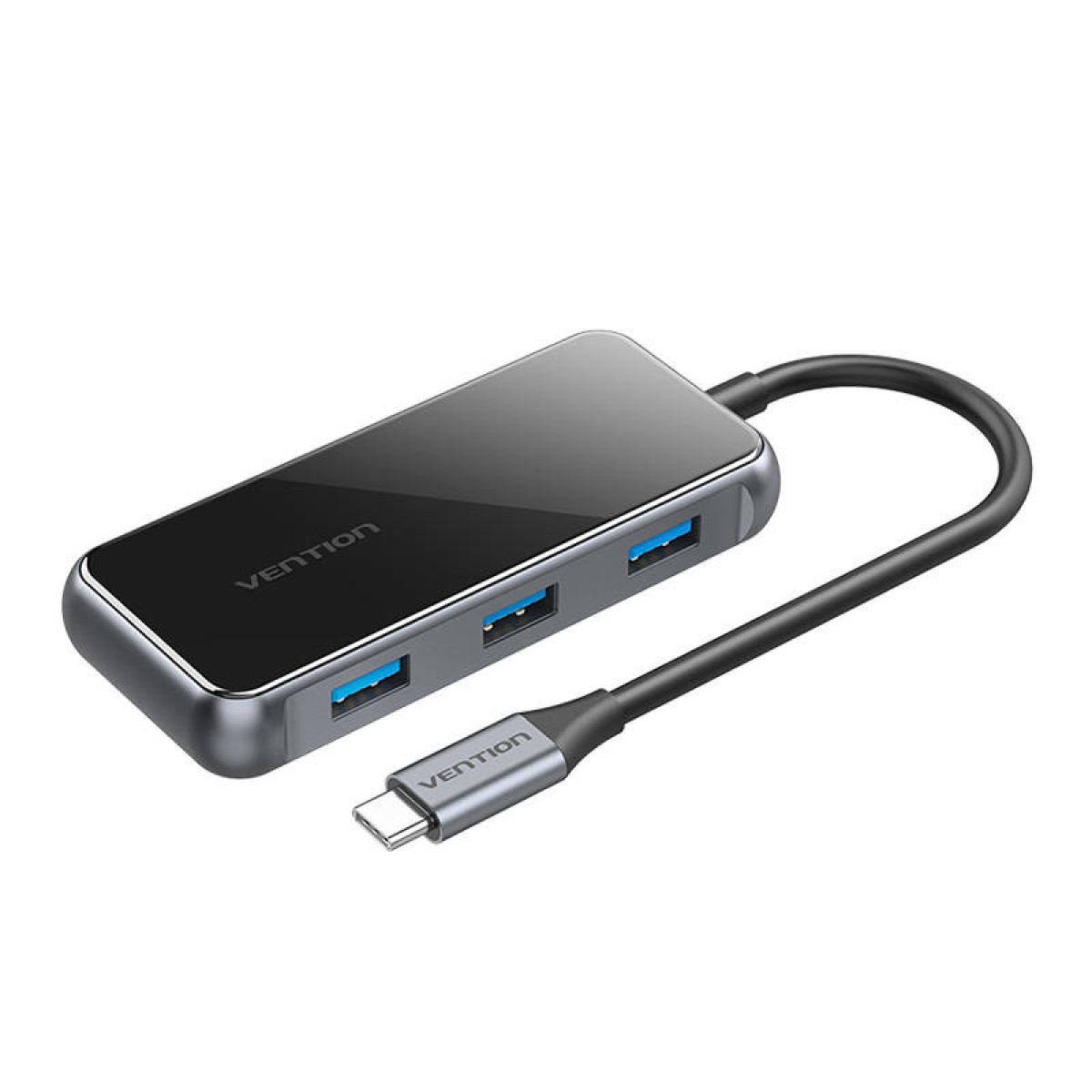 Un hub USB Vention nero con tre porte USB e un connettore di tipo C.