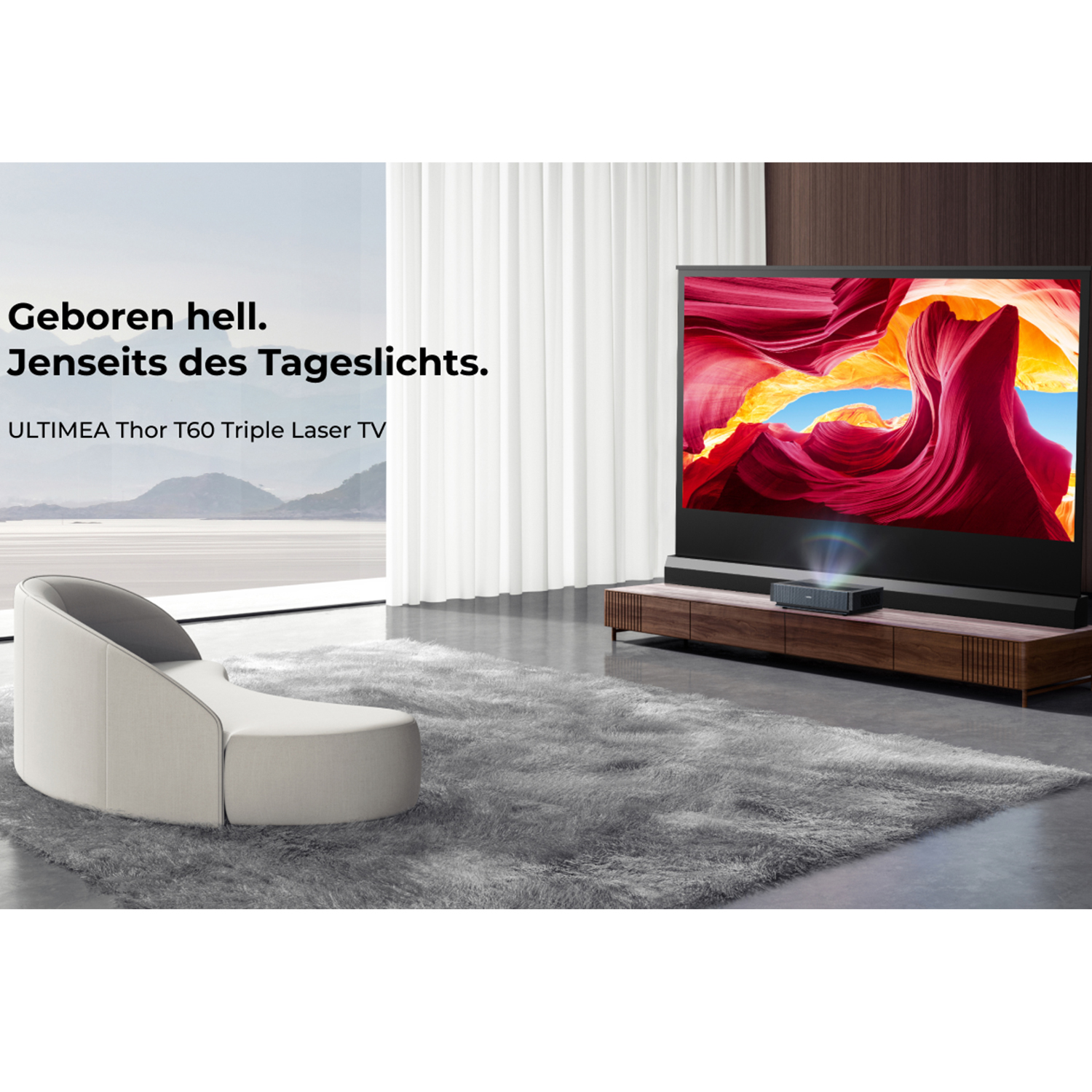 Ein Wohnzimmer mit einem großen Fernsehbildschirm, einem Sofa und einem Teppich. Der Fernseher zeigt eine Landschaft.