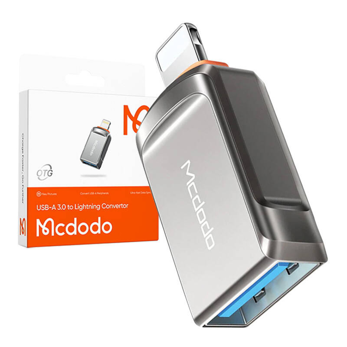 Ein silberner USB-A-zu-Lightning-Konverter neben seiner Verpackung.