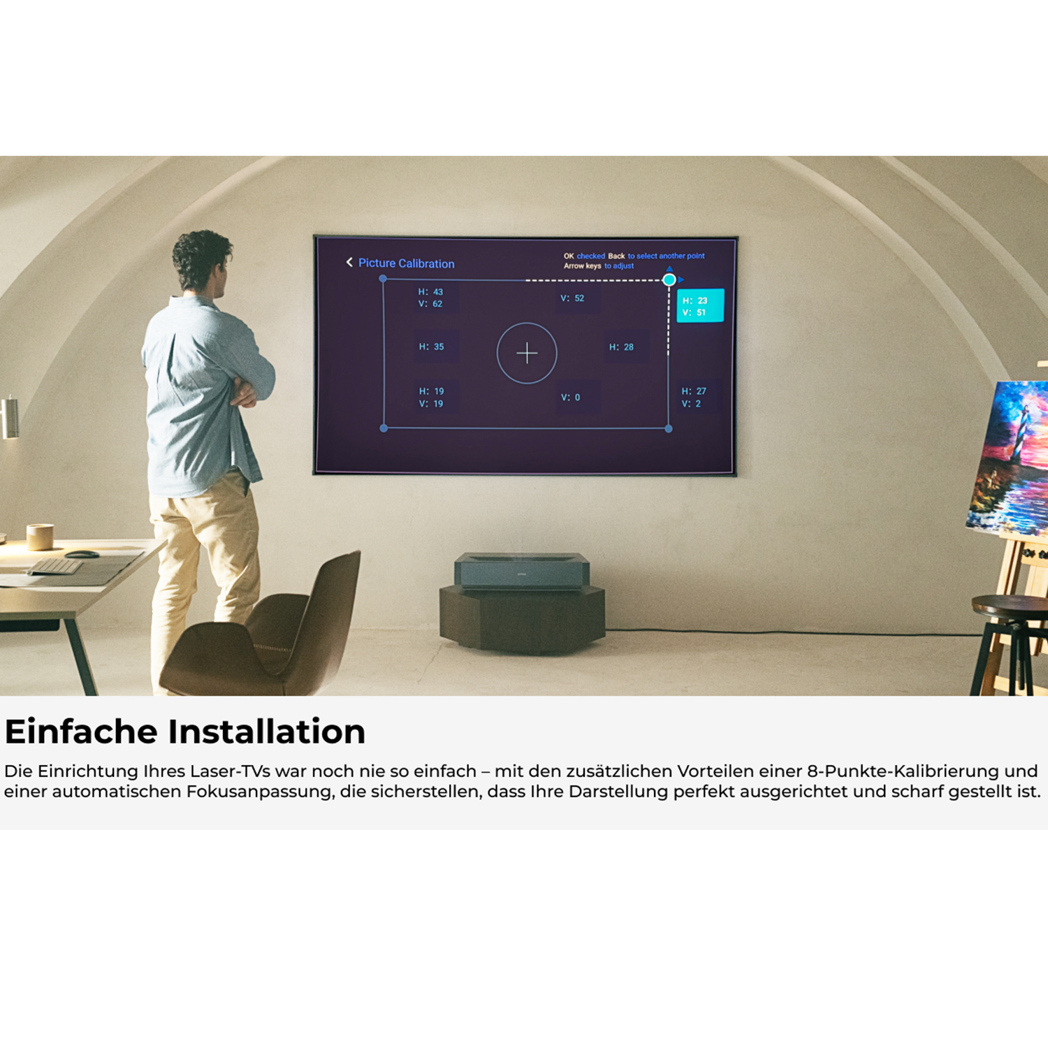 Ein Mann kalibriert einen Fernseher. Ein Projektor steht auf einem Ständer. Die Szene zeigt ein modernes Wohnzimmer.