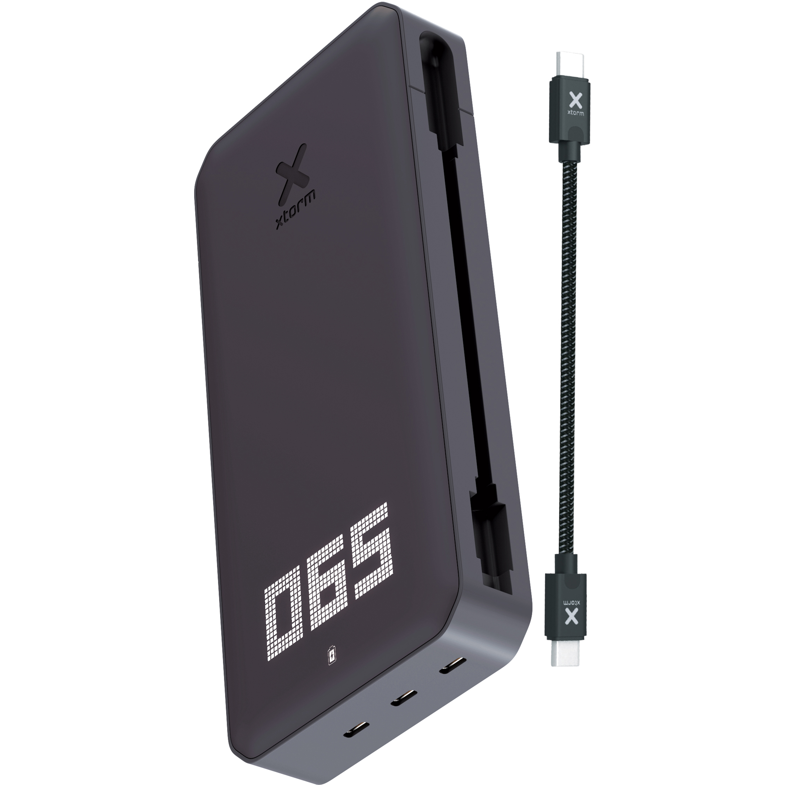 Schwarze Xstorm Powerbank mit Digitalanzeige und USB-C-Kabel. Weißer Hintergrund.