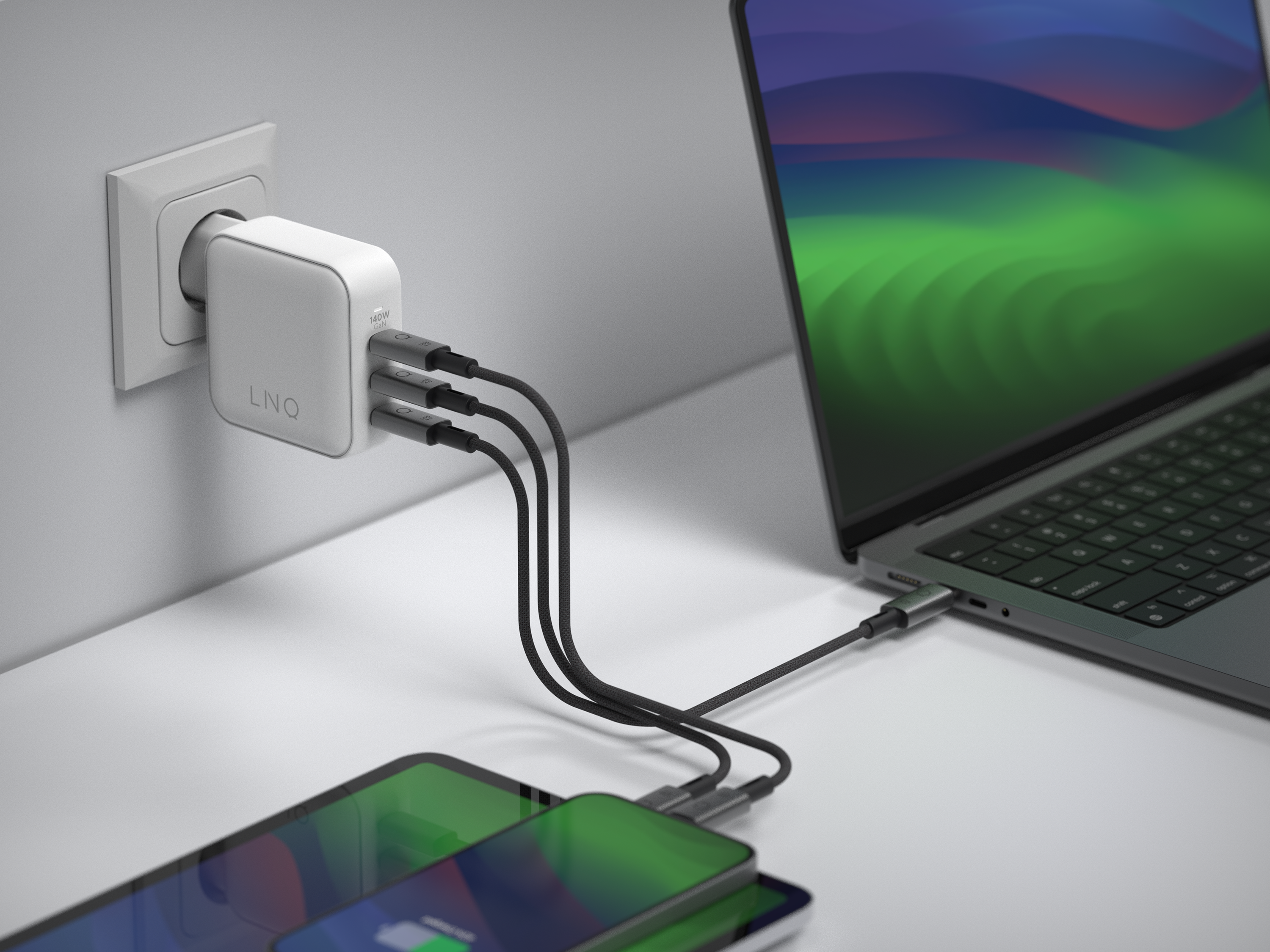 Ein weißer Netzadapter mit mehreren Kabeln, die an einen Laptop und Telefone angeschlossen sind.
