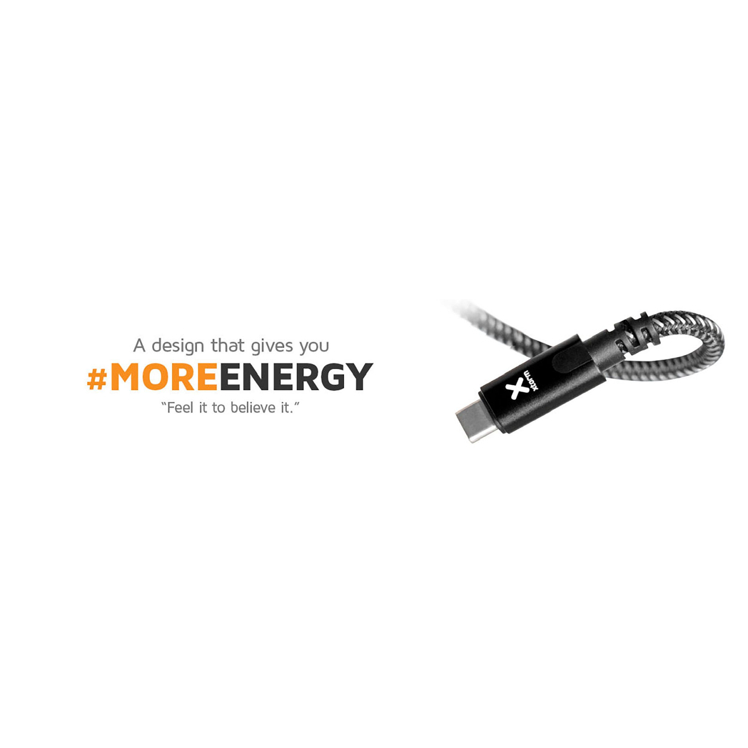 Un cavo USB-C nero con un connettore argento e nero. Il testo dice '#MOREENERGY'.