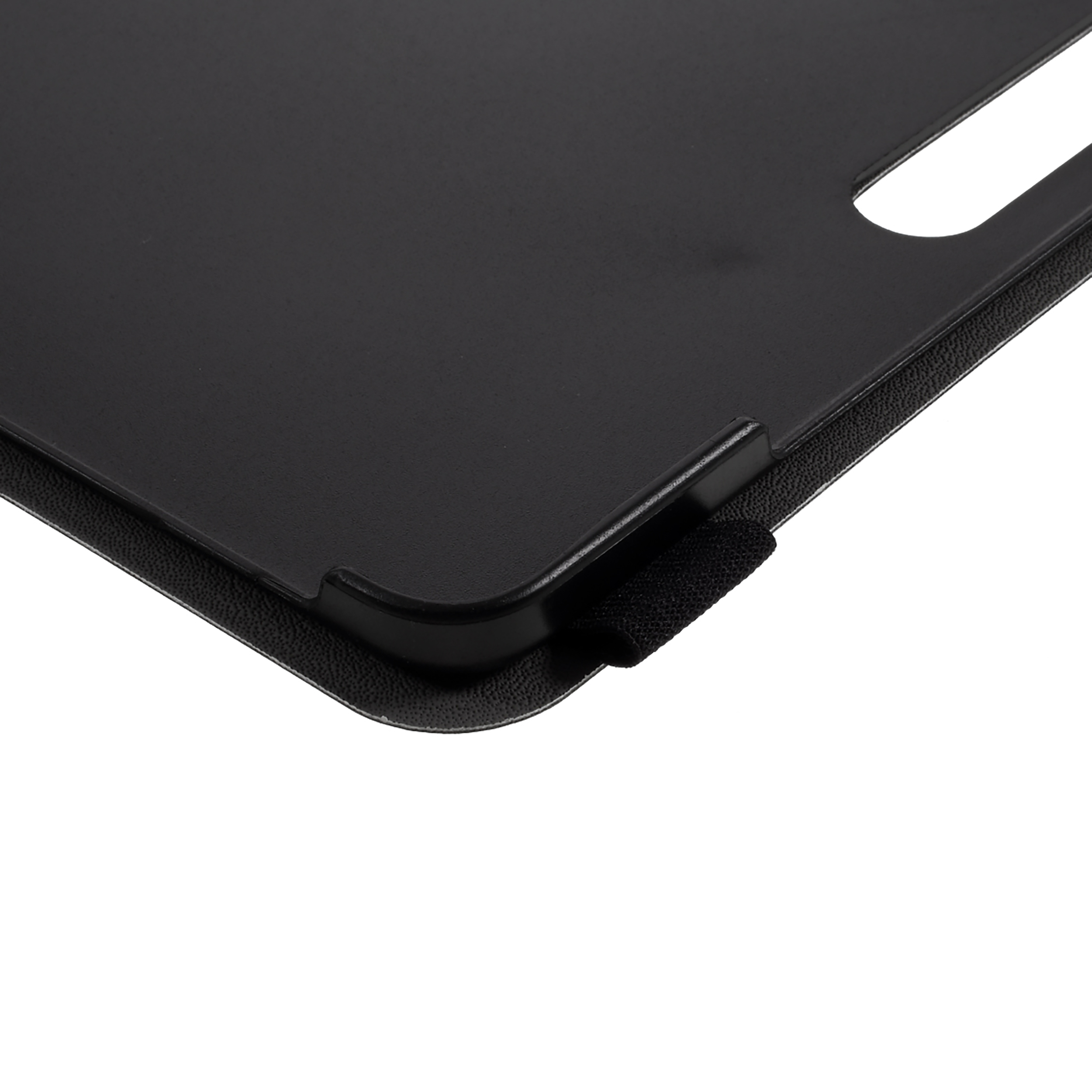 Nahaufnahme einer schwarzen Tablet-Hülle, zusammengeklappt. Ein Riemen ist an der Seite sichtbar.
