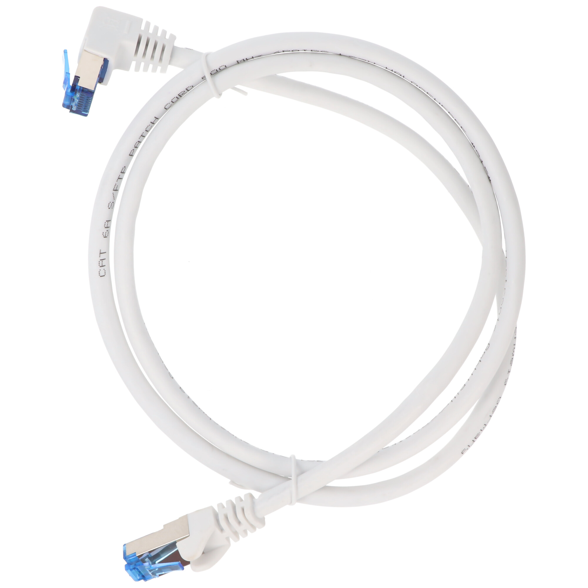 Biały kabel Ethernet z niebieskimi złączami na białym tle. Kabel jest zwinięty.