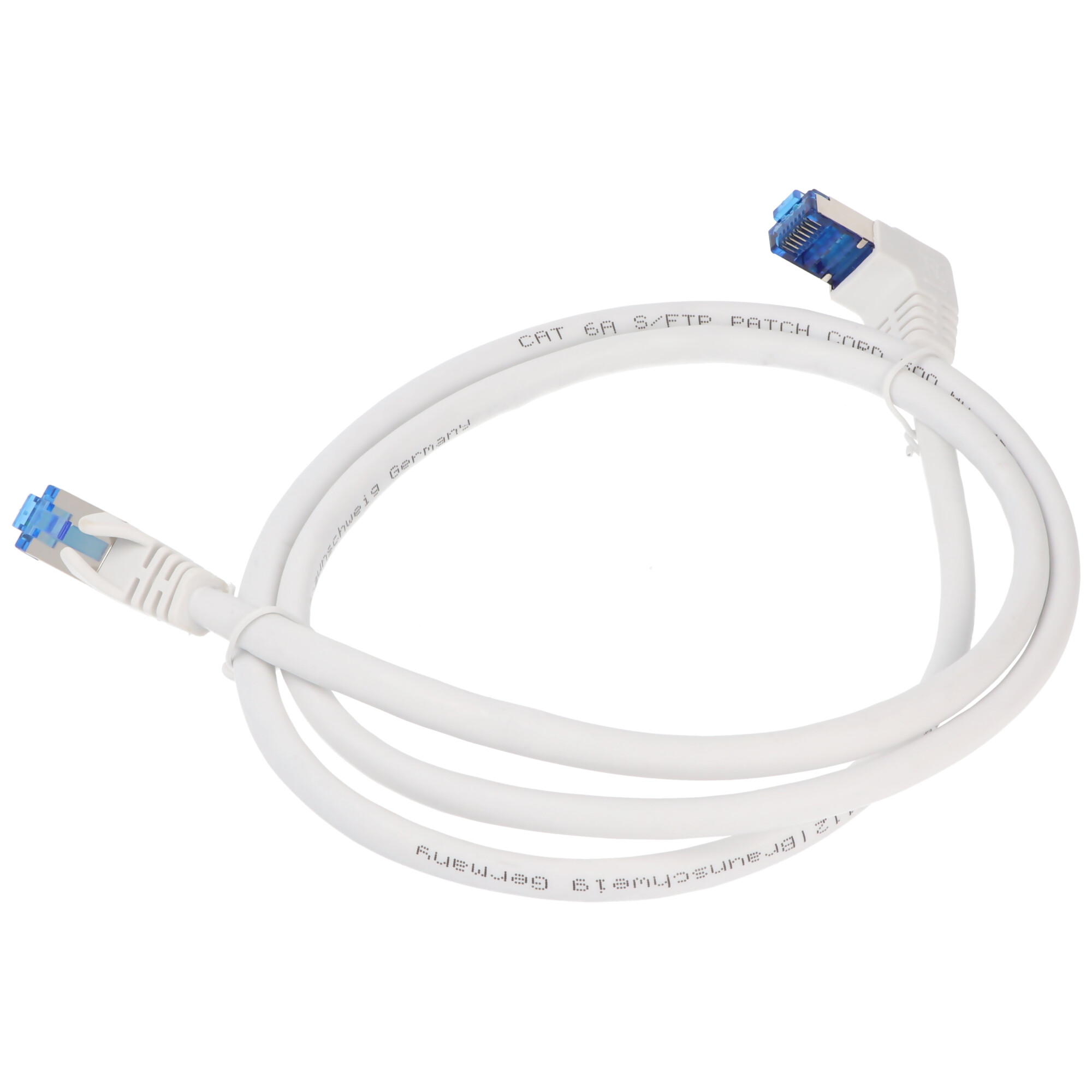 Biały kabel sieciowy z niebieskimi złączami na białym tle.