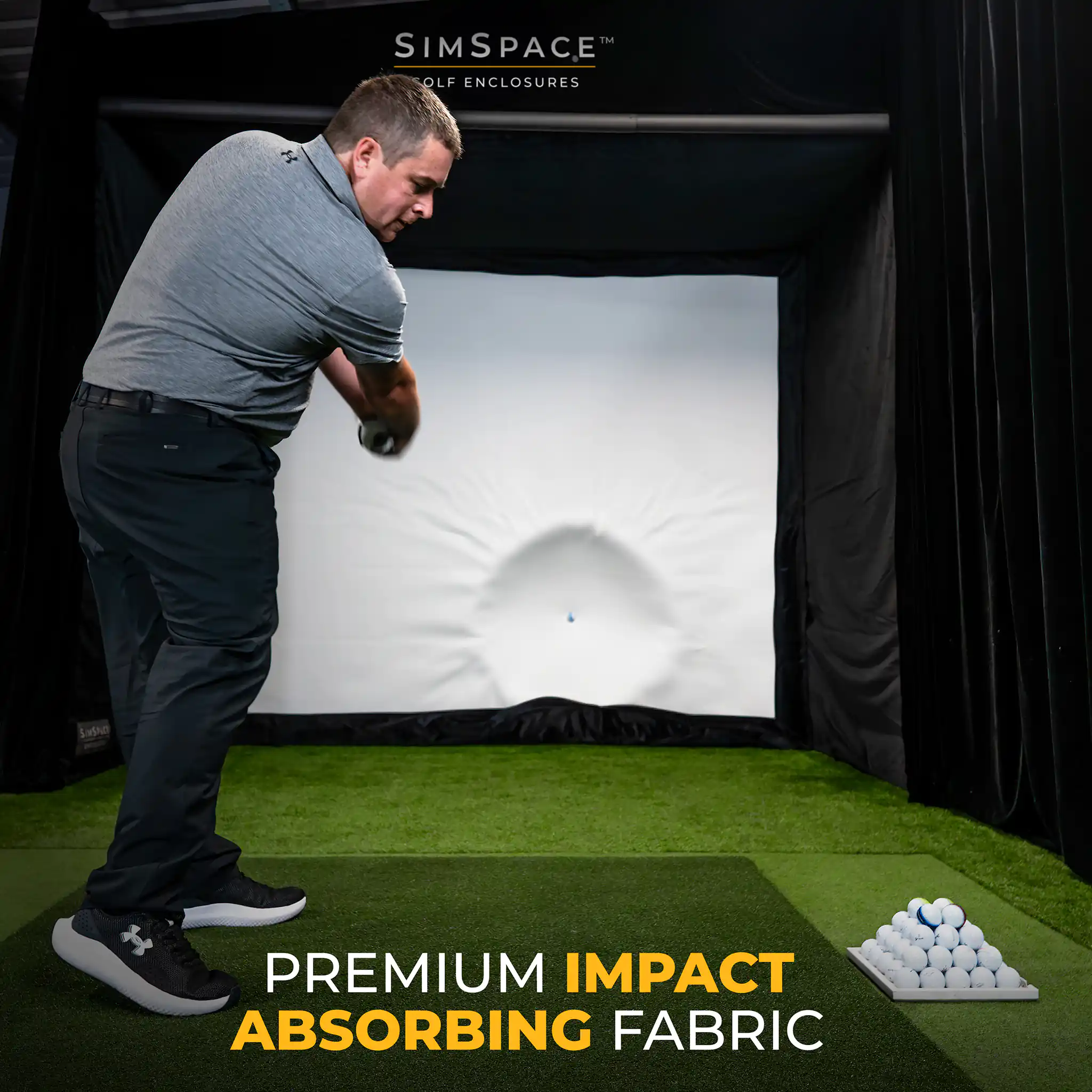 Ein Mann schwingt einen Golfschläger an einem Golfsimulator mit weißer Schlagfläche.