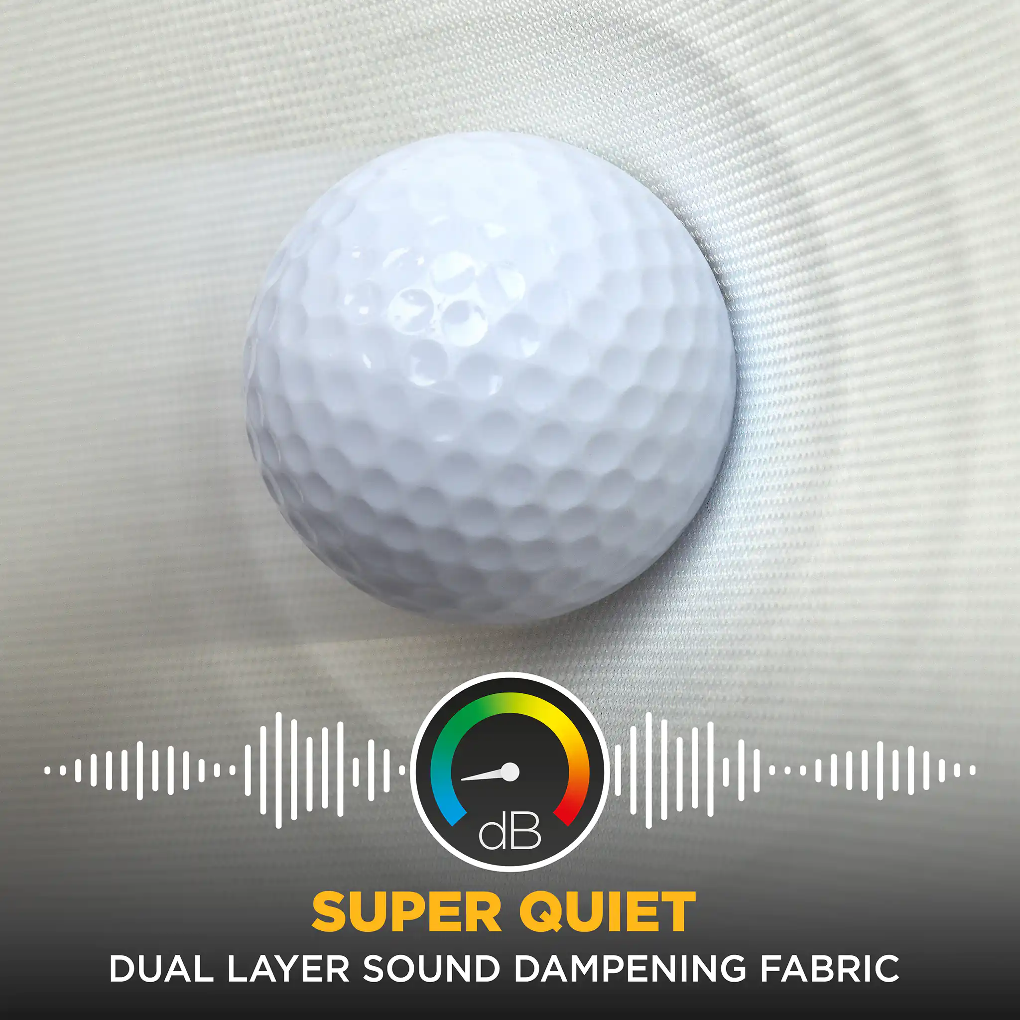 Ein weißer Golfball auf Stoff mit Schallpegelmesser-Grafik und Text: Super Quiet.