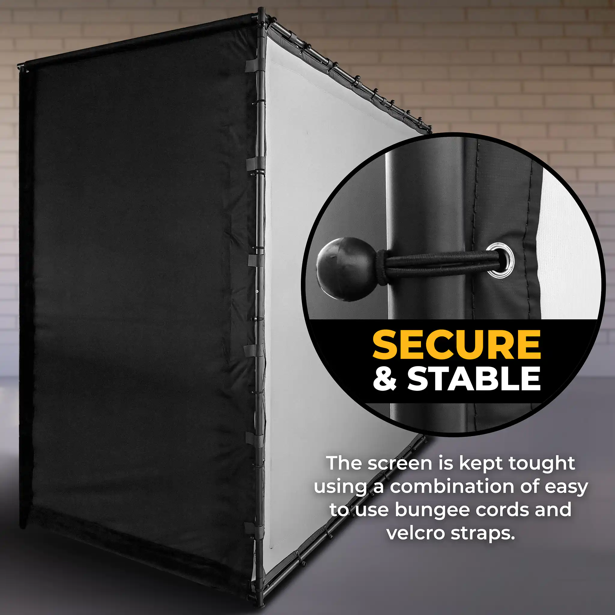 Ein schwarz-weißer Bildschirm mit schwarzem Rahmen. Text sagt "Secure & Stable". Bungee-Seile halten es.