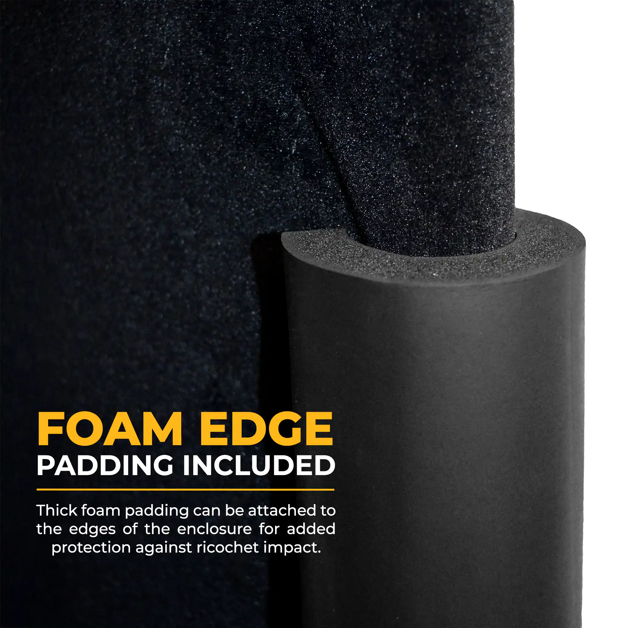 Nahaufnahme einer schwarzen Schaumstoff-Kantenauspolsterung. Text: 'FOAM EDGE PADDING INCLUDED' für Schutz.