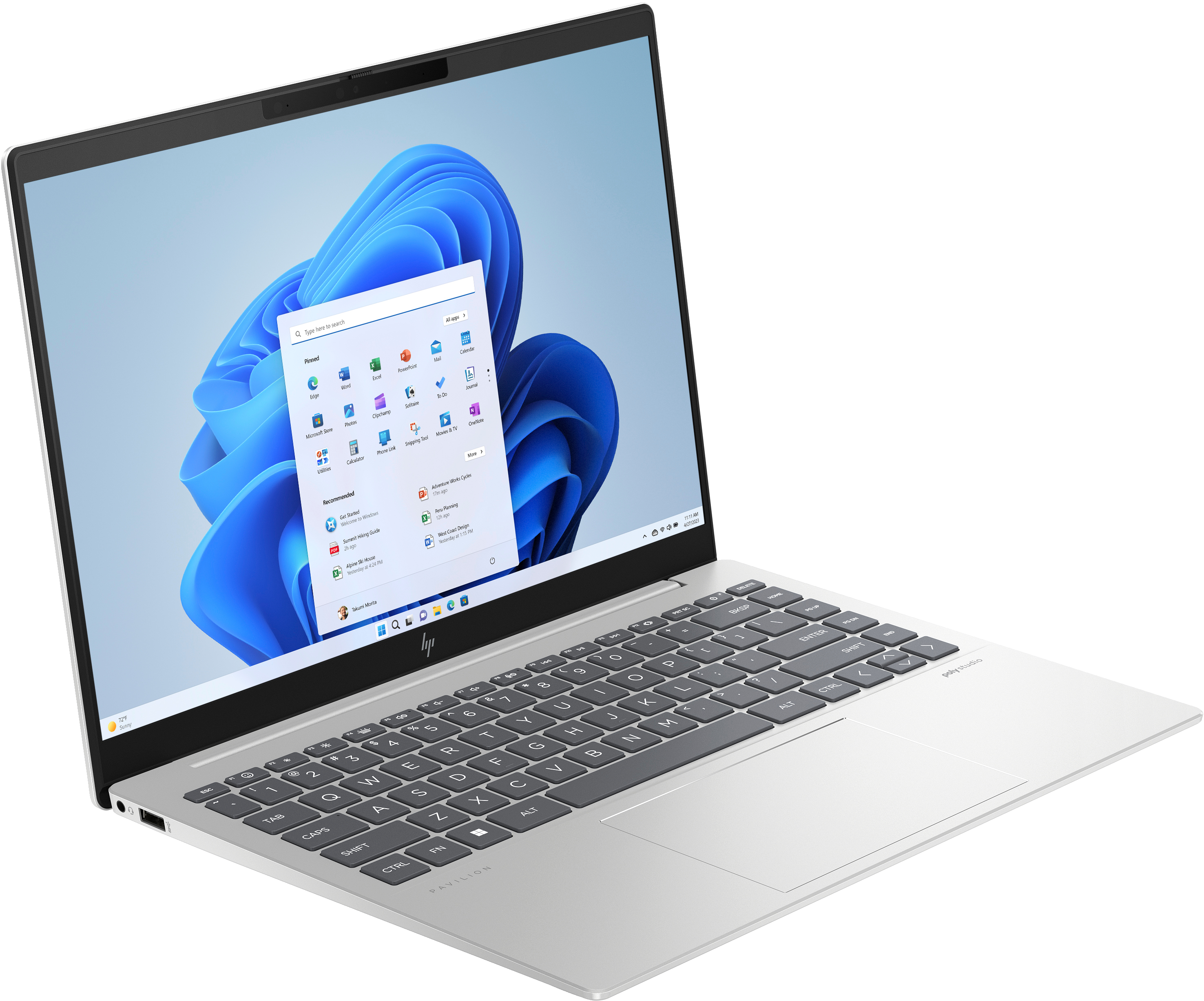 Srebrny laptop z interfejsem Windows 11 na ekranie, otwarty na białej powierzchni.