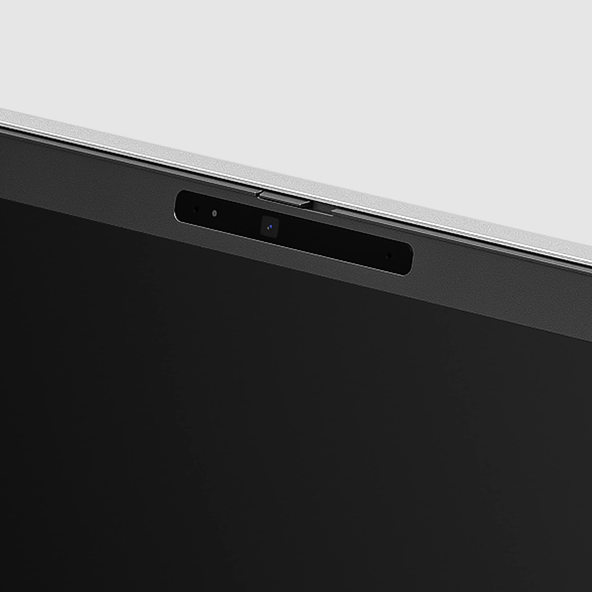 Zbliżenie ekranu laptopa z kamerą i małą osłoną.