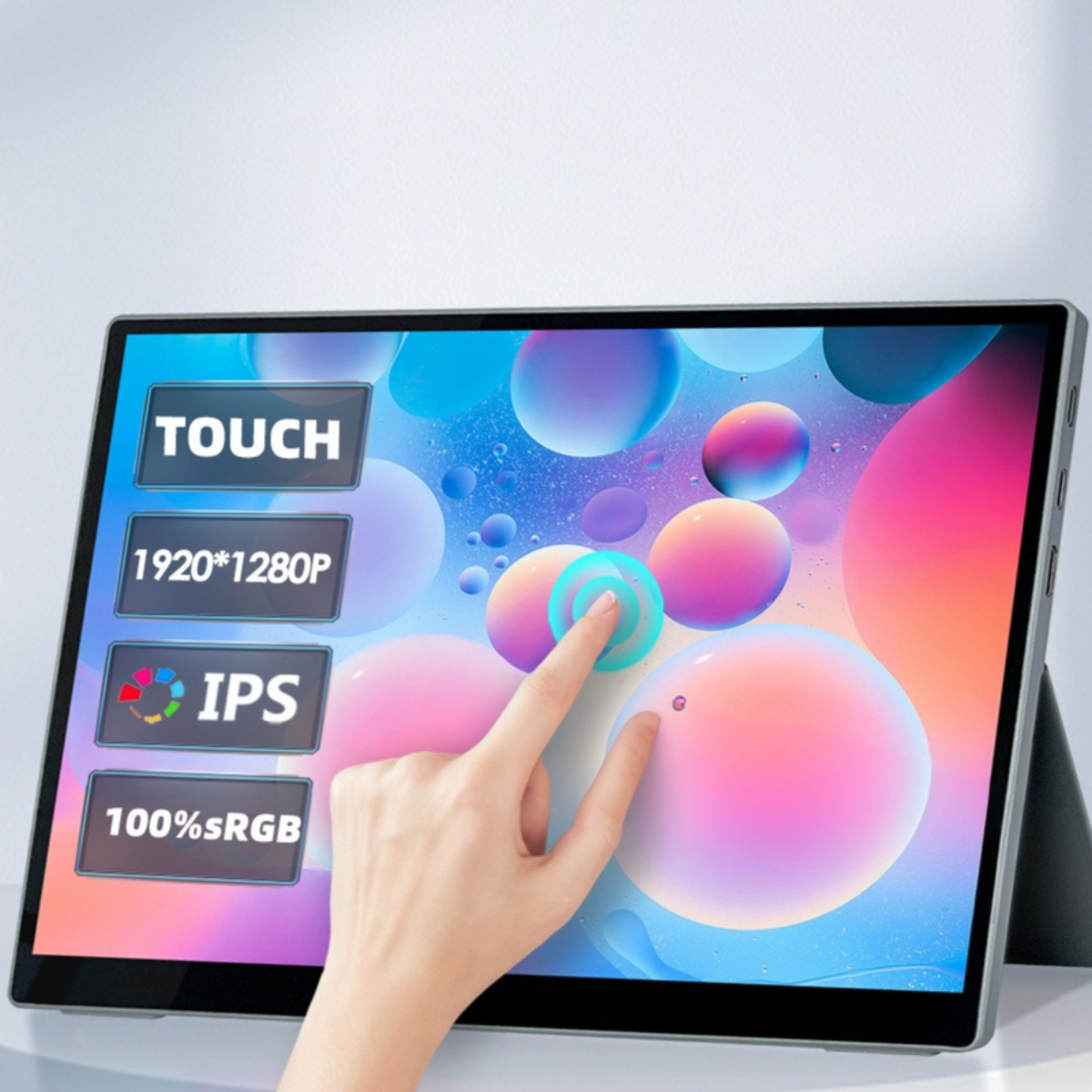 Ein Tablet-Bildschirm zeigt ein farbenfrohes, abstraktes Bild. Ein Finger berührt den Bildschirm.