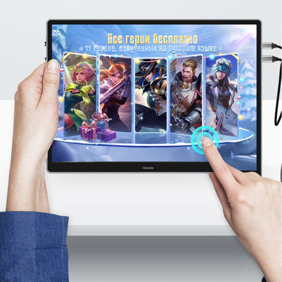 Person berührt einen Tablet-Bildschirm, der ein Handyspiel mit animierten Charakteren zeigt.