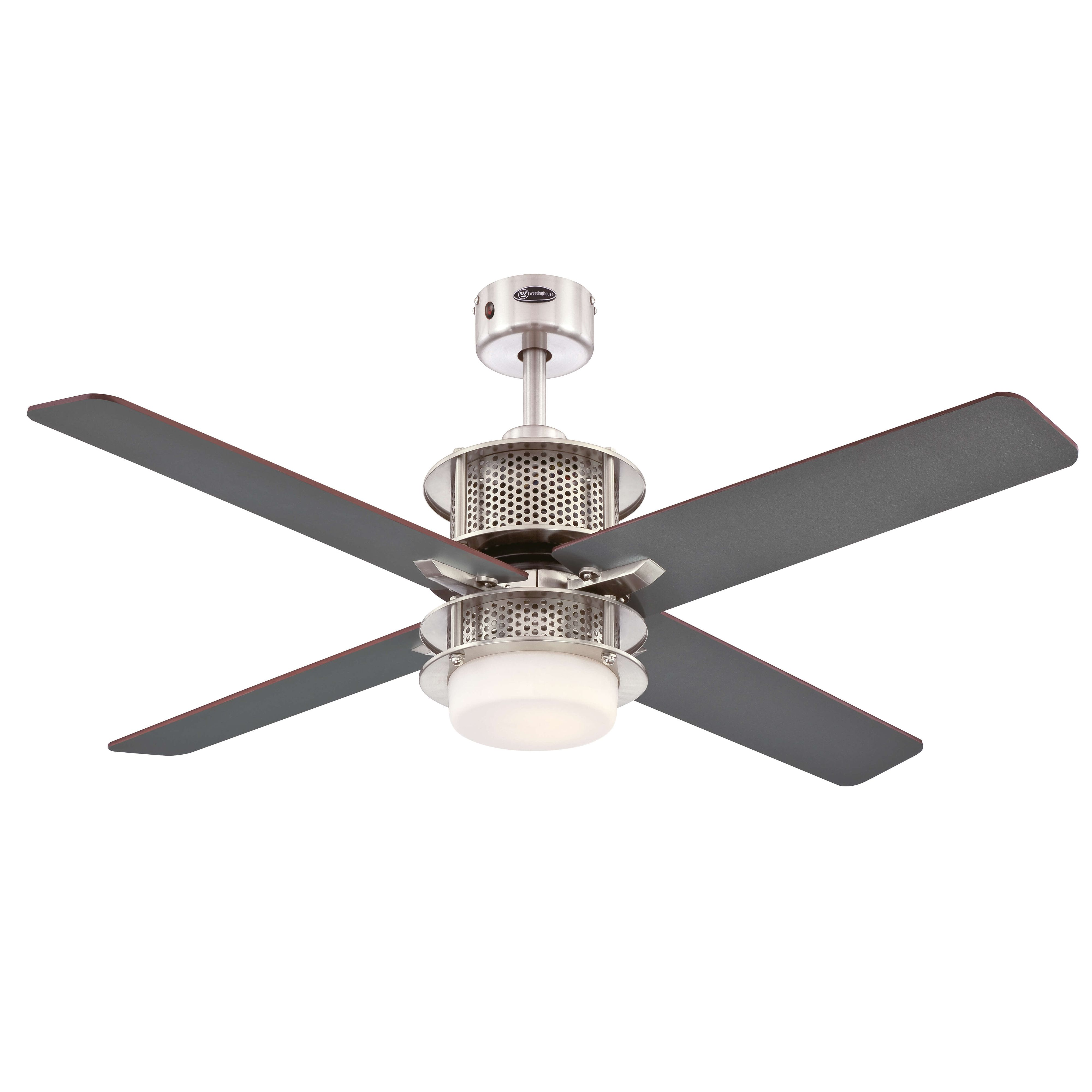 Deckenventilator mit vier grauen Flügeln und einem silbernen Motor. Mit Leuchte.