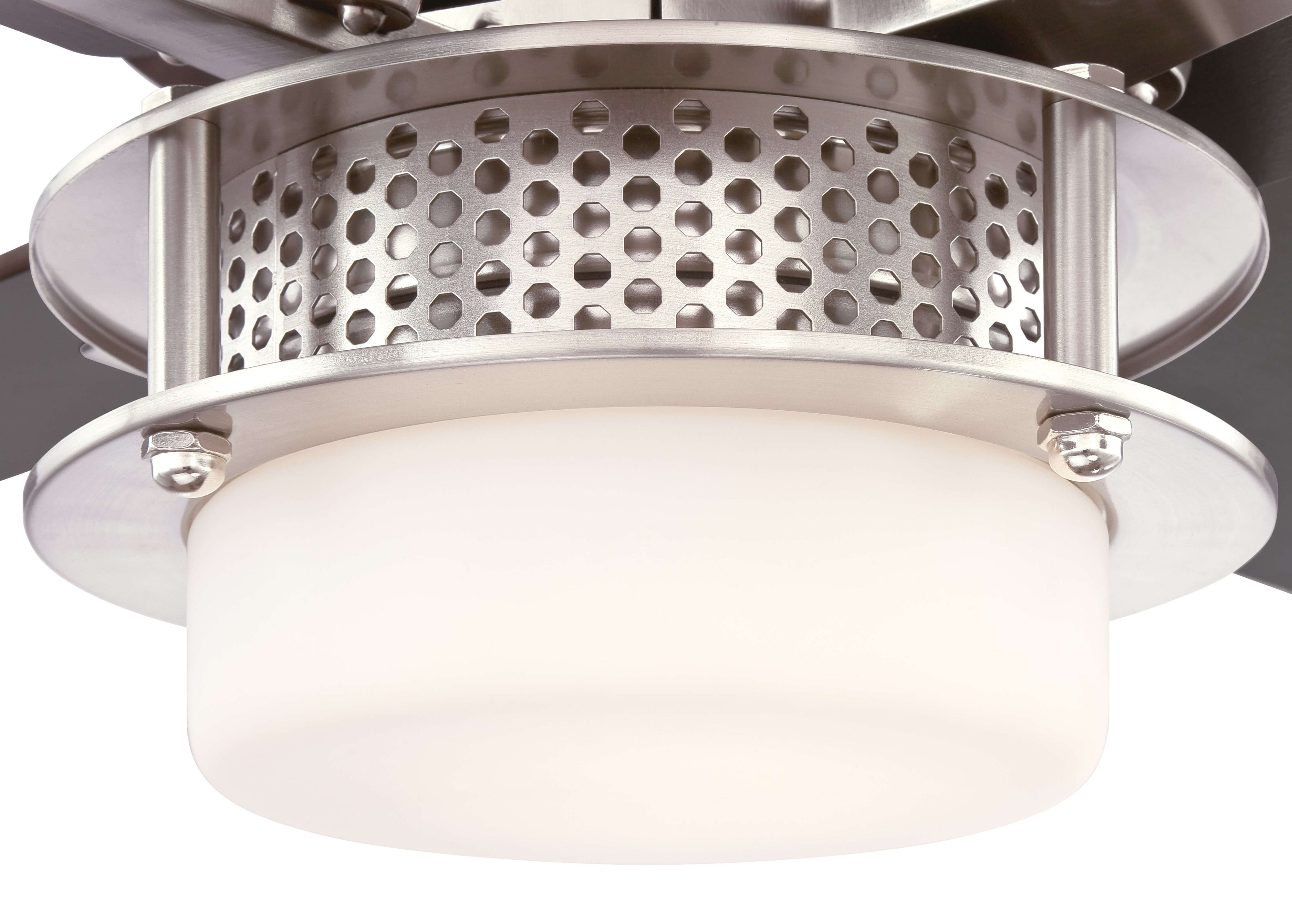 Deckenventilator mit Licht, Metallausführung. Es hat einen perforierten Teil und ein weißes, abgerundetes Licht.