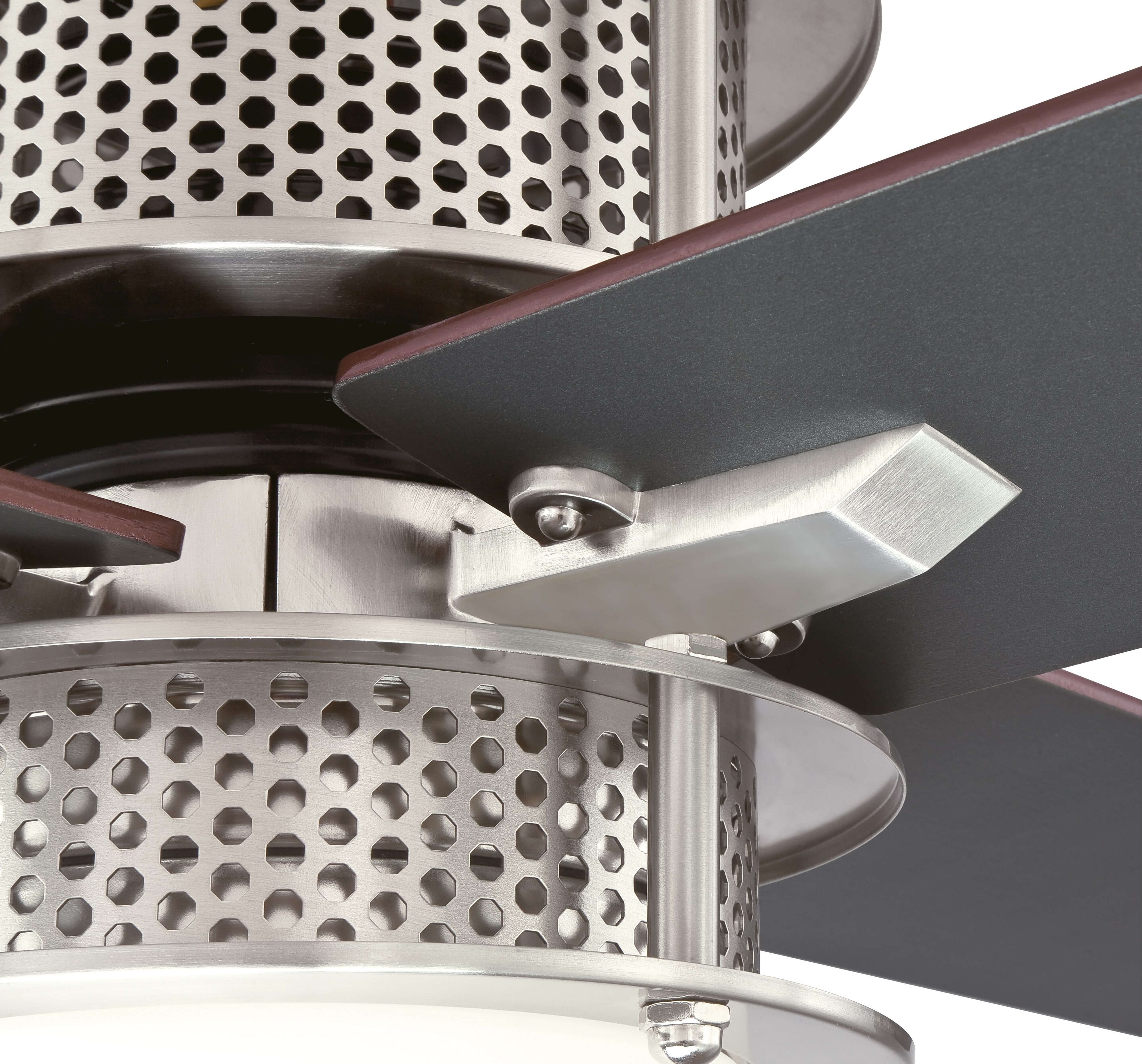 Nahaufnahme eines Deckenventilators mit dunklen Flügeln und silbernem Gehäuse.