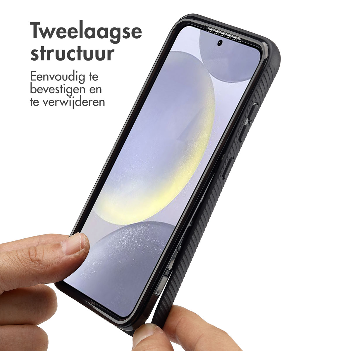Una mano tiene una custodia per telefono. Mostra un design a struttura a due strati.
