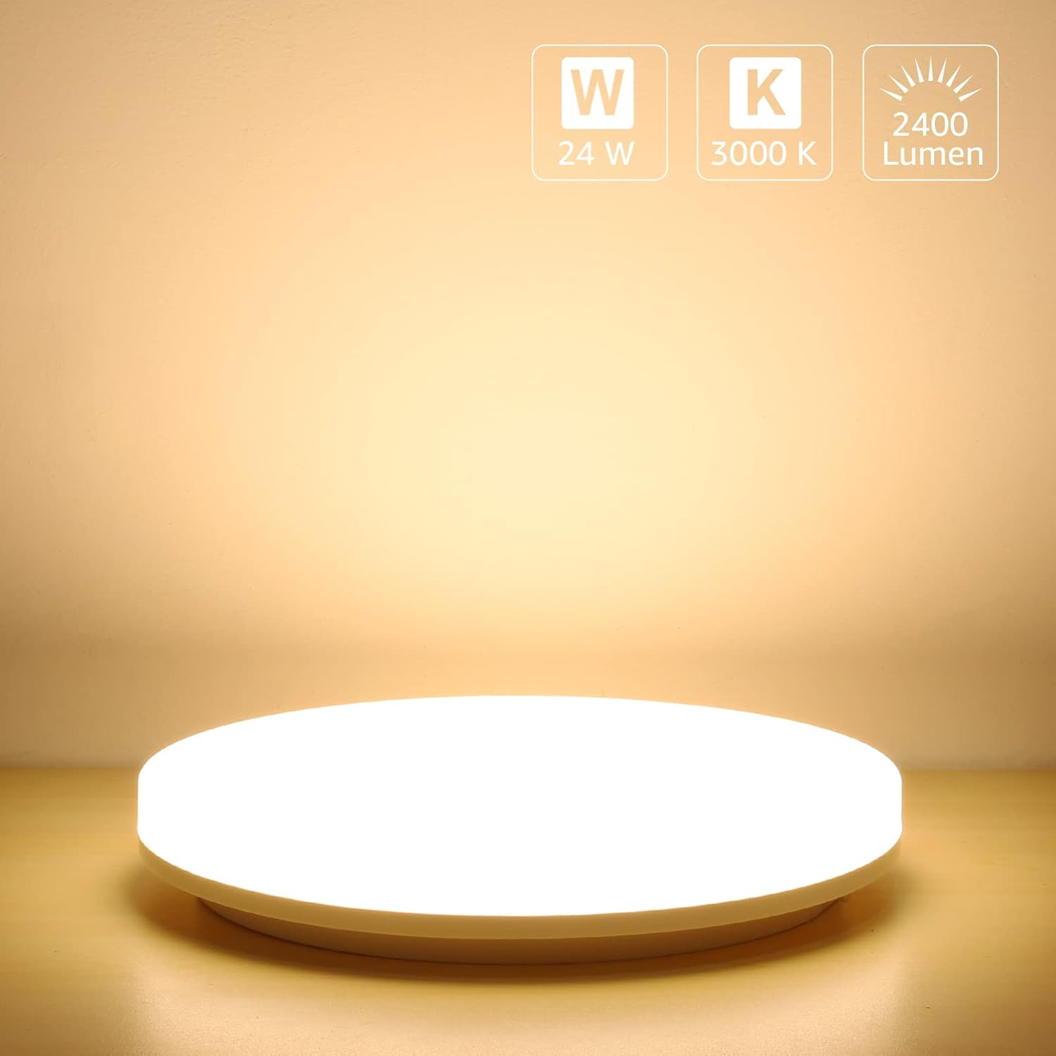Eine weiße, runde Deckenlampe, die warmes Licht abstrahlt, mit beschrifteten Spezifikationen.