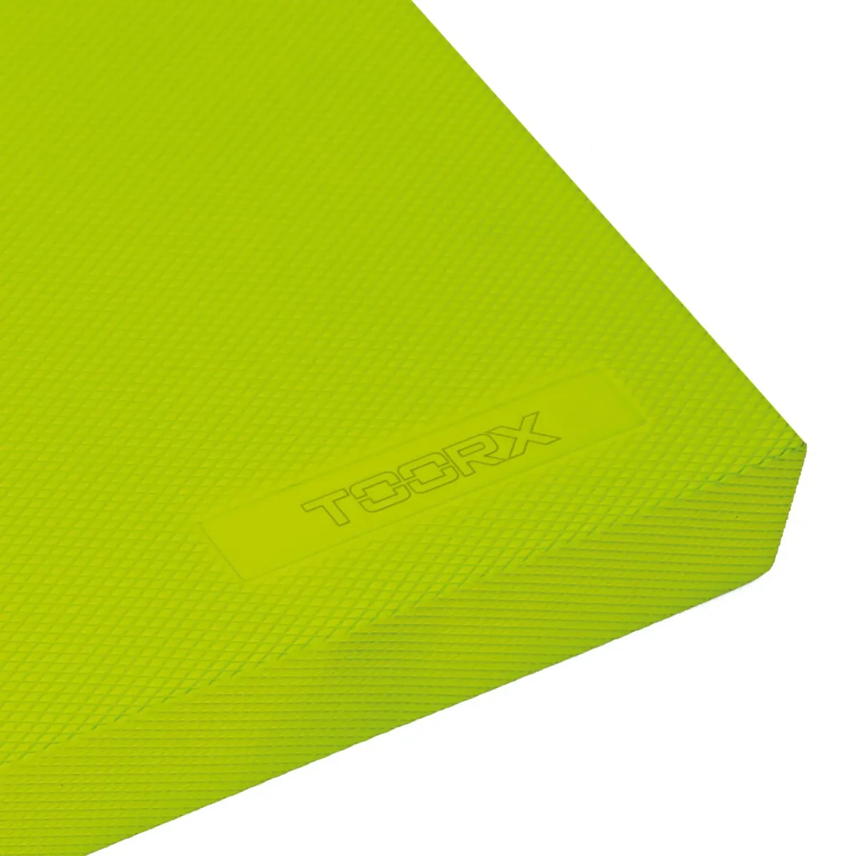 Een limoengroene fitnessmat met een gestructureerd oppervlak, close-up, witte achtergrond.