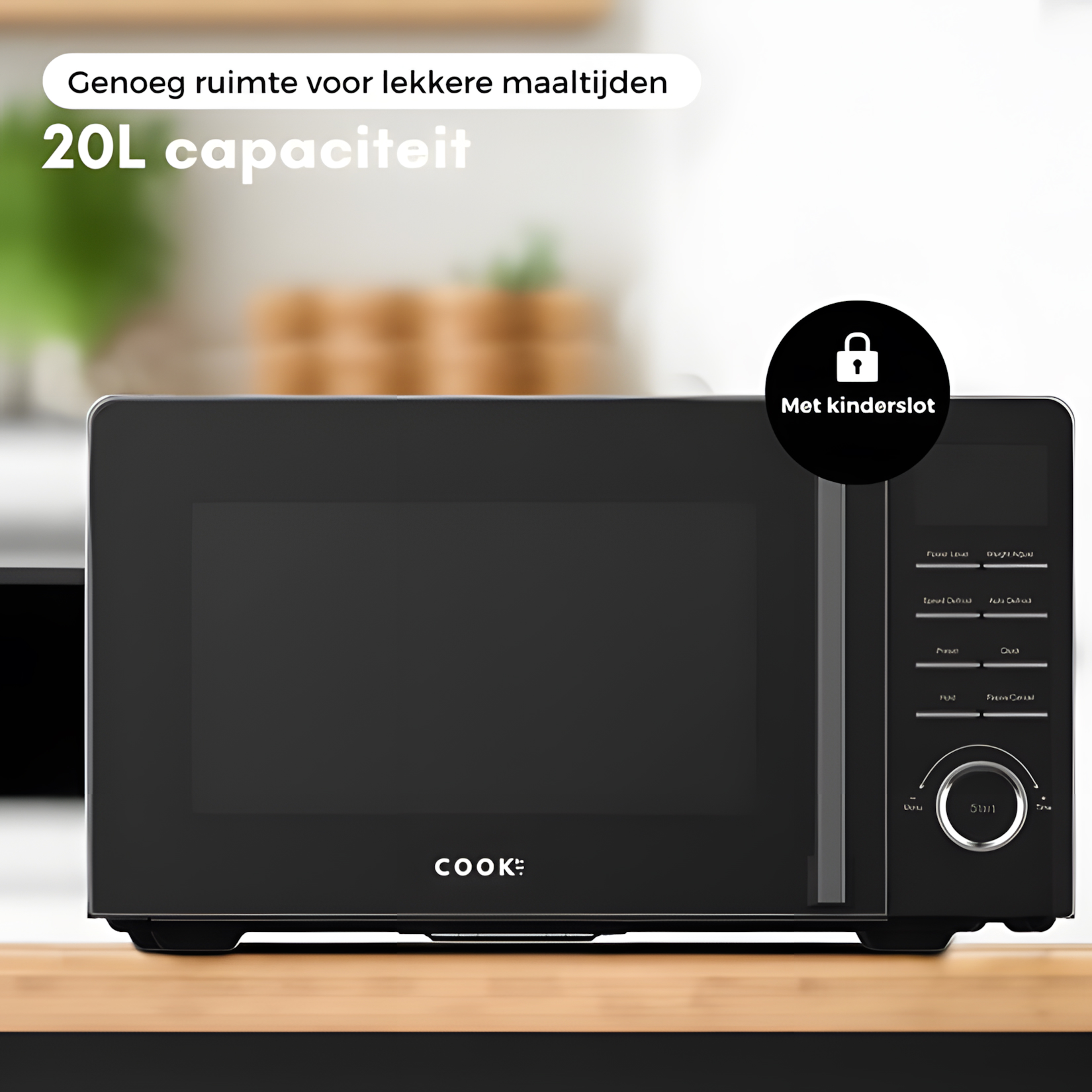 Zwarte magnetron op een houten oppervlak met een bedieningspaneel rechts.