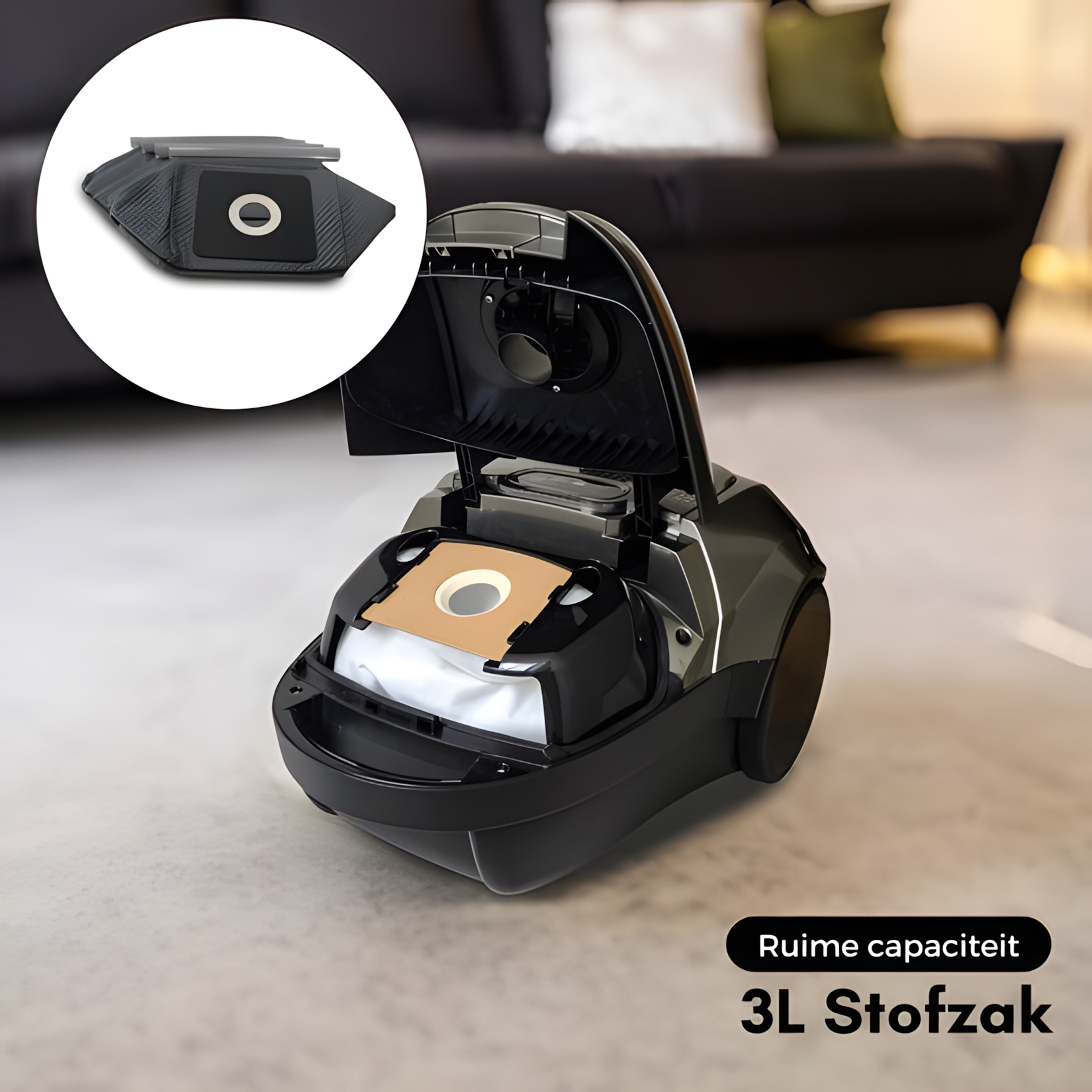 Een stofzuiger met open deksel. Een stofzak van 3L zit erin. Een kleine zak in de hoek.