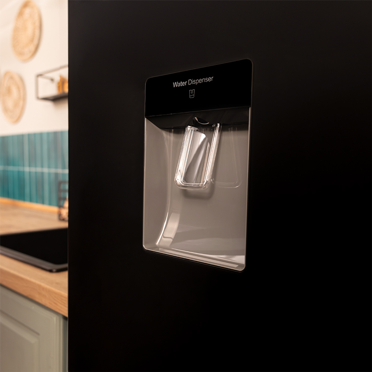 Frigorifero nero con dispenser d'acqua. Sfondo cucina con bancone in legno.