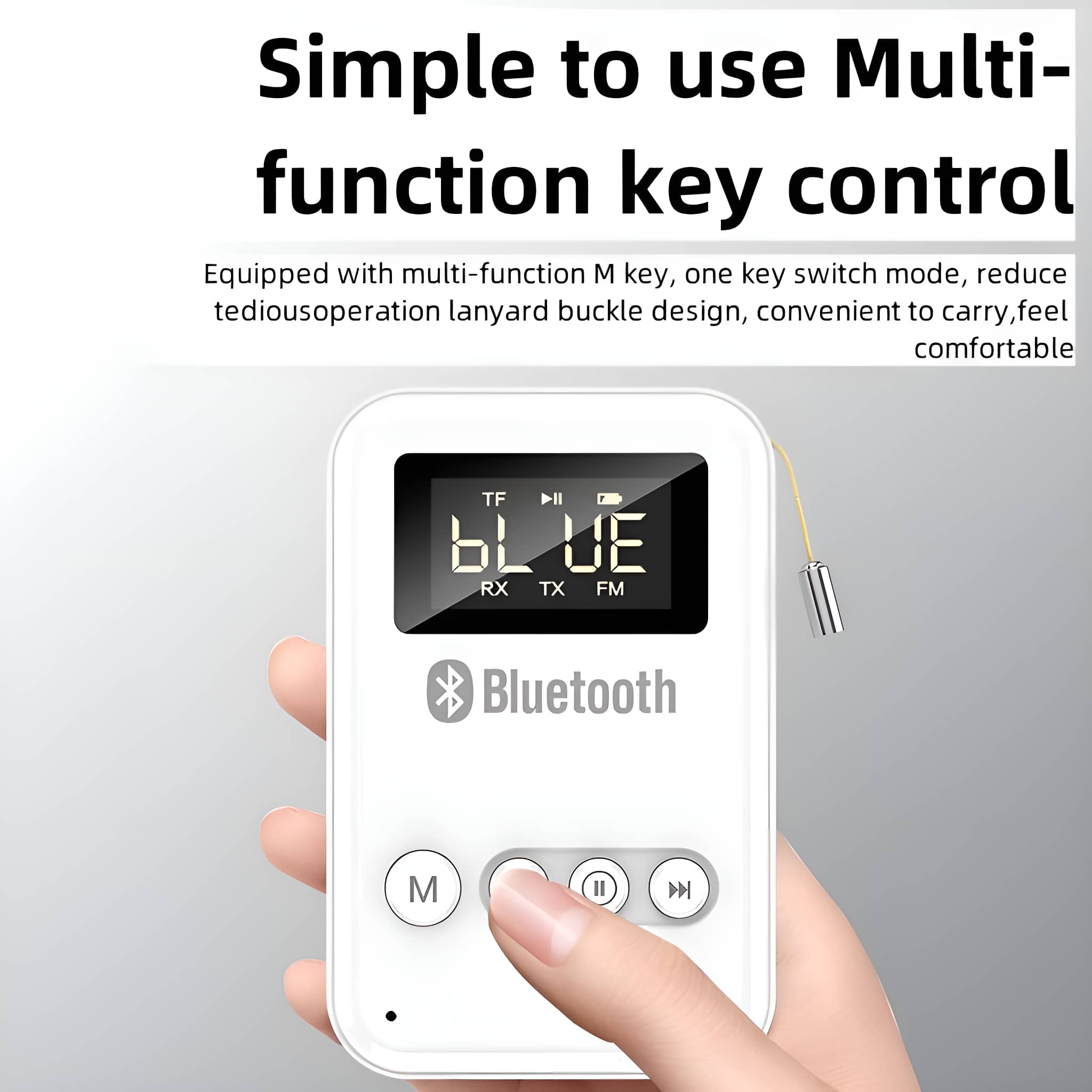 Ein weißes Bluetooth-Gerät mit Knöpfen und einem kleinen gelben Kabel wird in einer Hand gehalten.