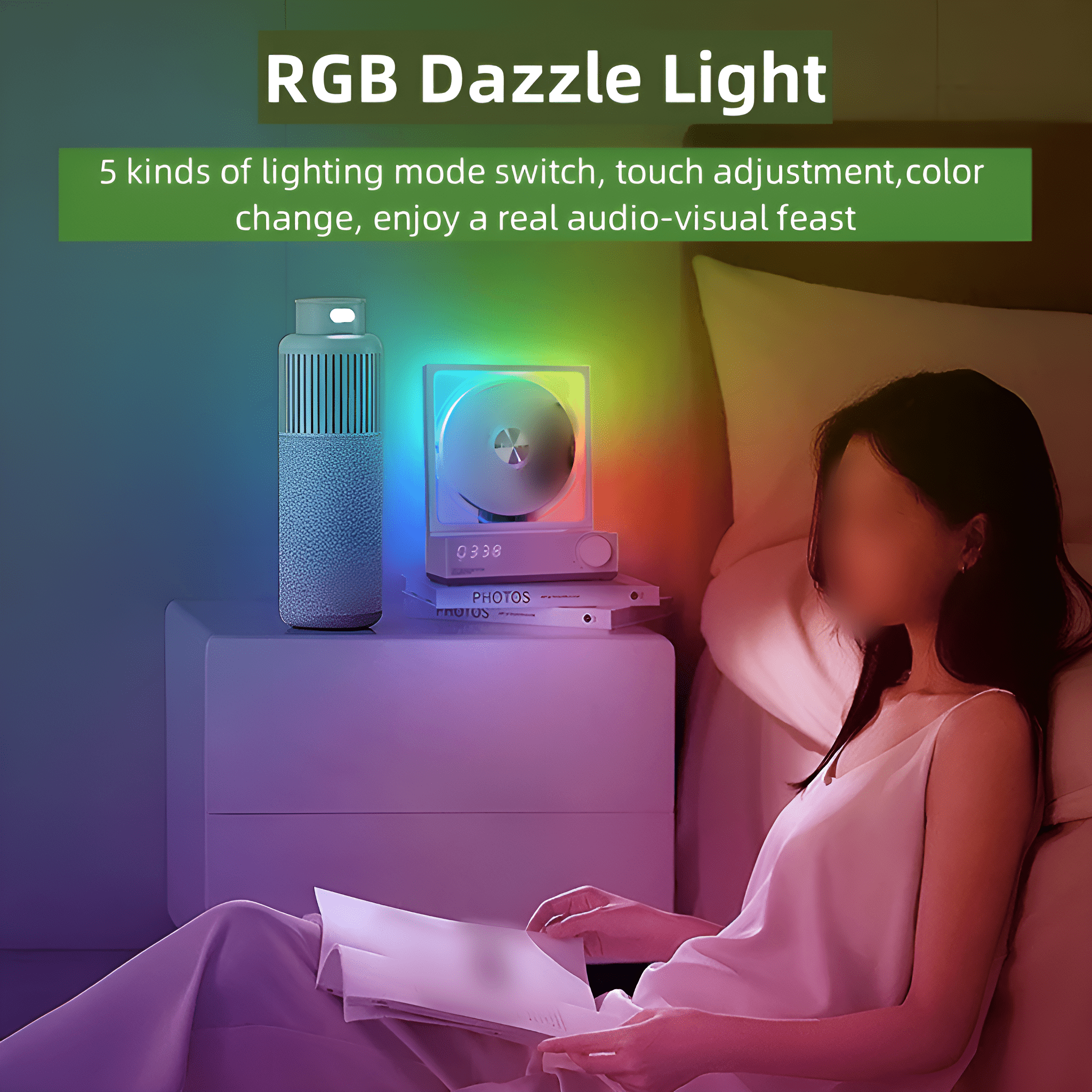 Eine Frau sitzt vor dem RGB Dazzle Light, farbenfrohes Licht, weißer Hintergrund.