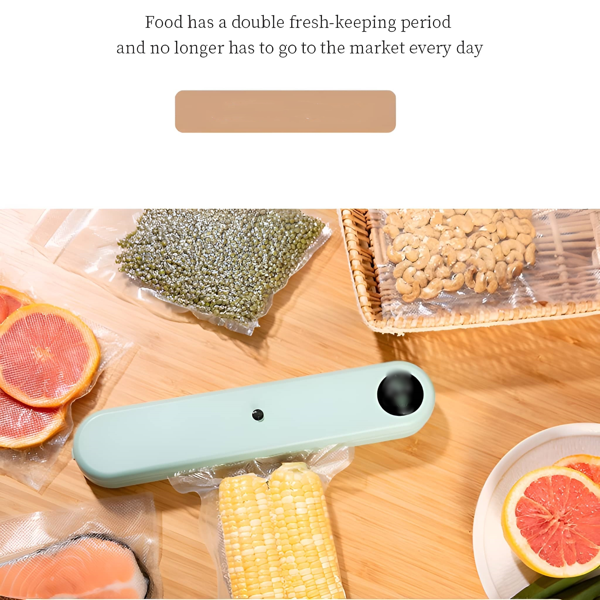 Lebensmittel vakuumversiegelt. Enthält Gemüse, Obst und Fleisch. Auf einem Holztisch platziert.
