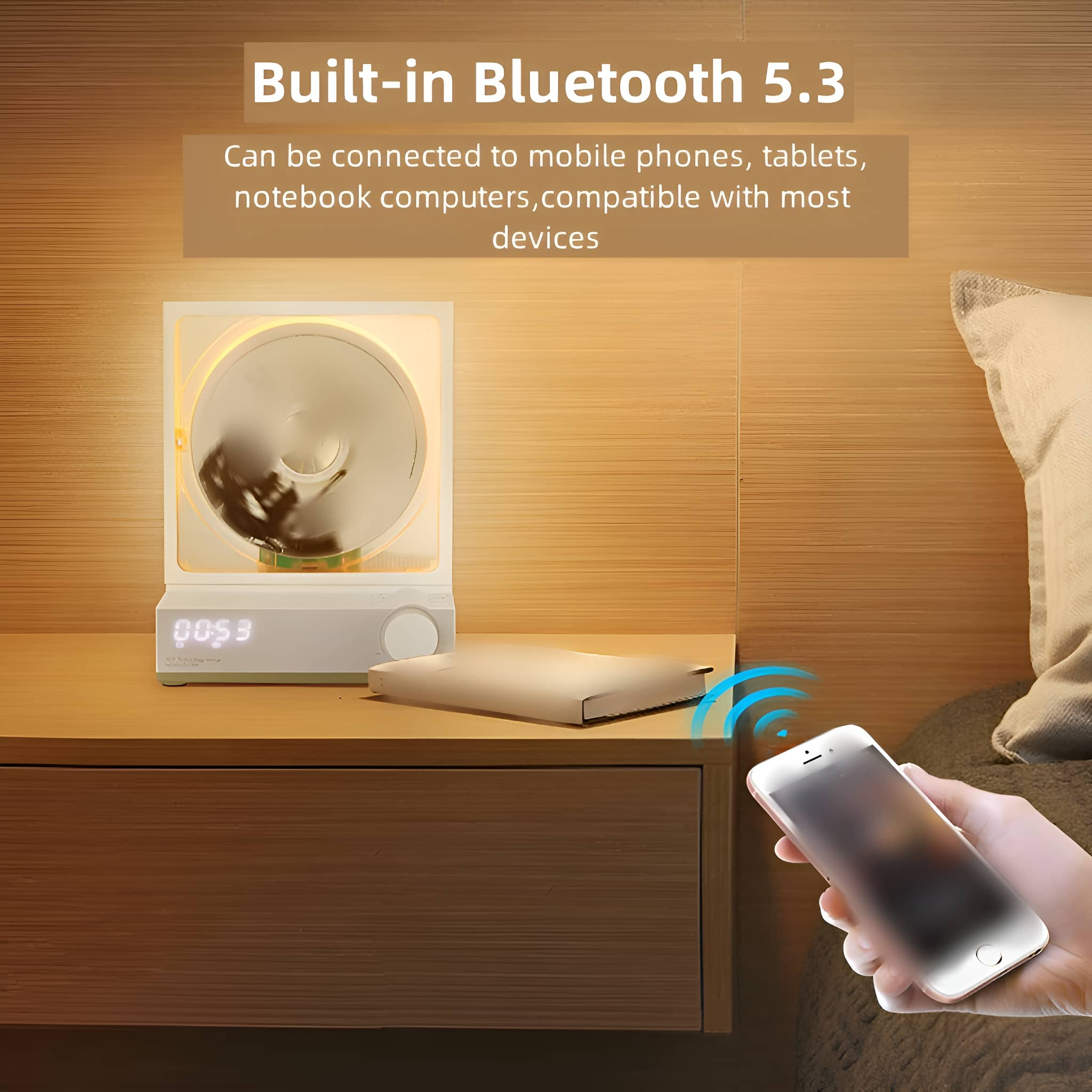 Eine Schreibtischlampe mit Telefon, ein hölzerner Schreibtisch mit Schublade und eine cremefarbene Wand.