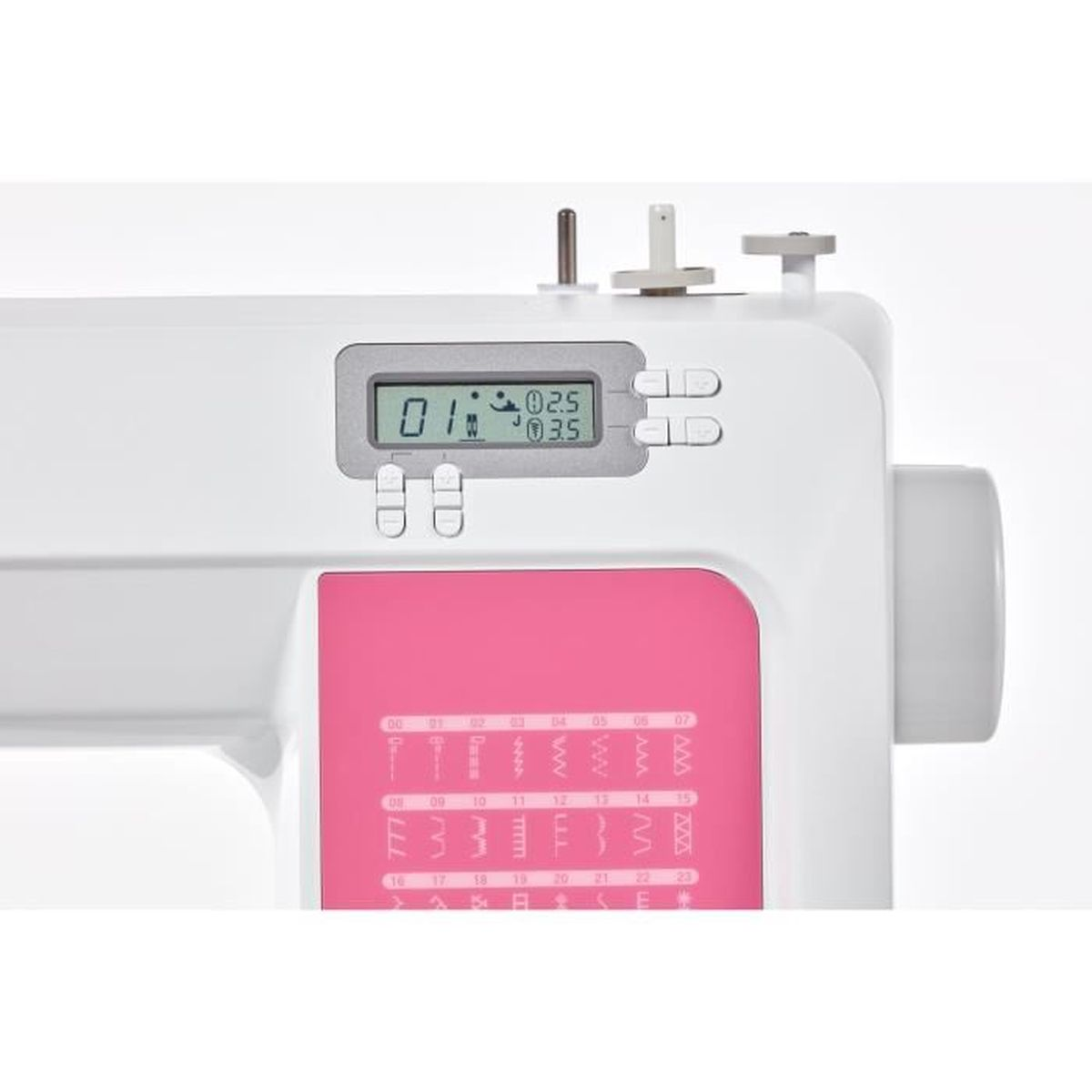 Nähmaschine mit rosa Panel und Digitalanzeige. Knöpfe und Stichmuster sichtbar.